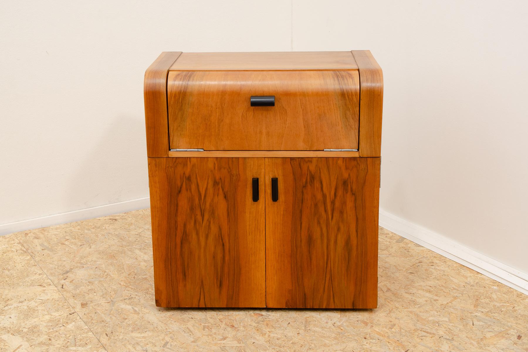 Este mueble para licor fue fabricado por la famosa empresa UP Závody en la antigua Checoslovaquia en la década de 1950.

Es de madera de nogal. En excelente estado, totalmente reformado.

Altura: 78 cm

longitud: 66 cm

anchura: 40 cm