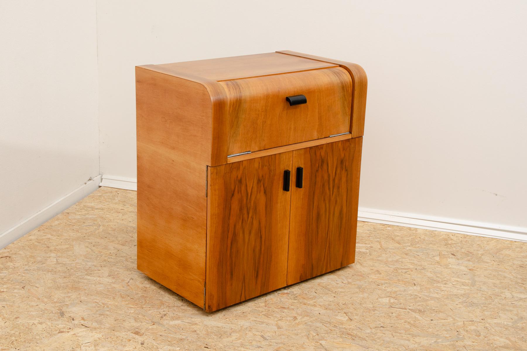 Mueble de licor de mediados de siglo totalmente renovado, años 50, Checoslovaquia en Excelente Estado en Prague 8, CZ
