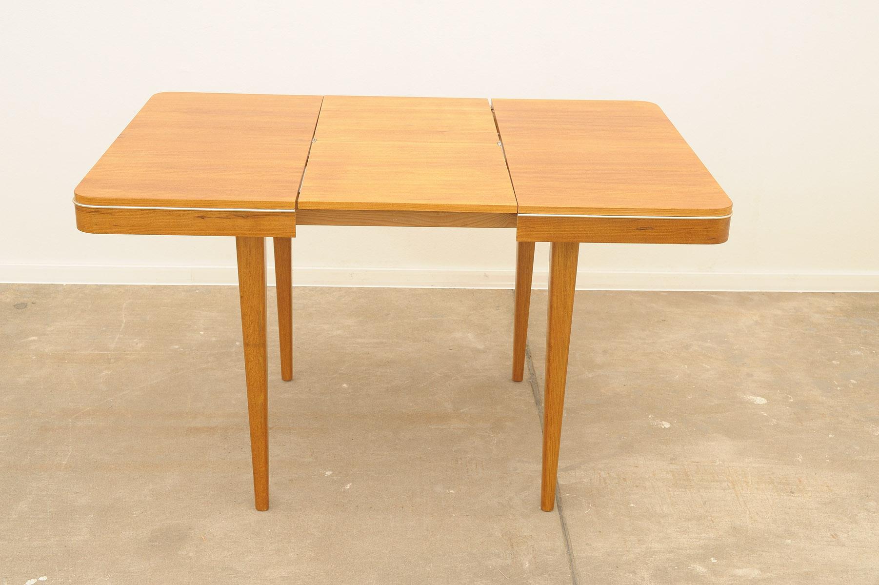 Fully renovated midcentury dining table by Jitona 1960´s, Czechoslovakia For Sale 3