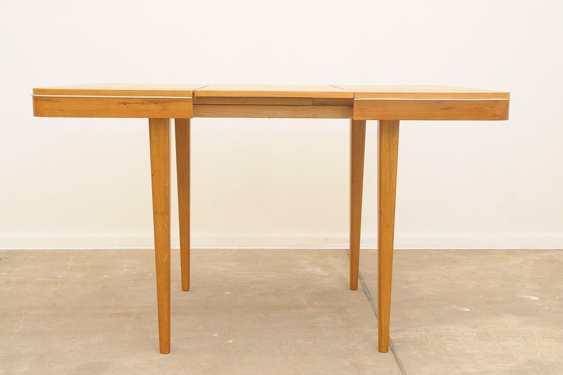 Fully renovated midcentury dining table by Jitona 1960´s, Czechoslovakia For Sale 4