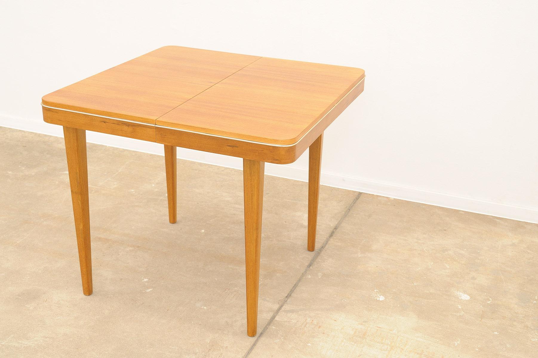Fully renovated midcentury dining table by Jitona 1960´s, Czechoslovakia In Excellent Condition For Sale In Prague 8, CZ