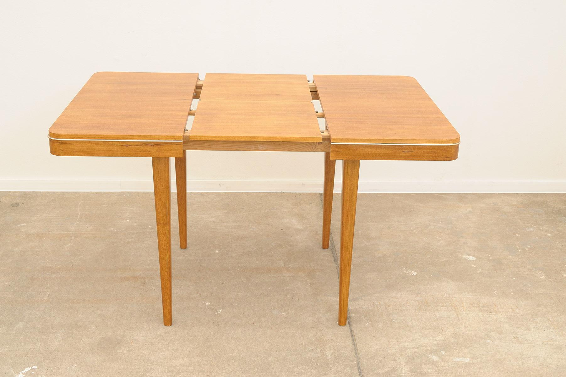 Fully renovated midcentury dining table by Jitona 1960´s, Czechoslovakia For Sale 1
