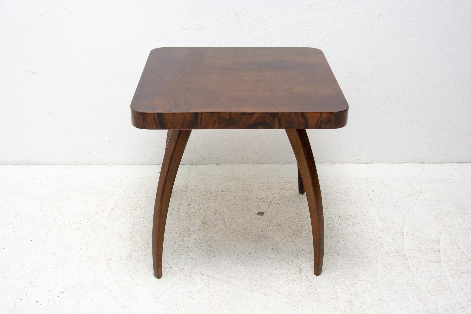 Fully Renovated Walnut Spider Table H 259 by Jindřich Halabala, 1950s For Sale 4