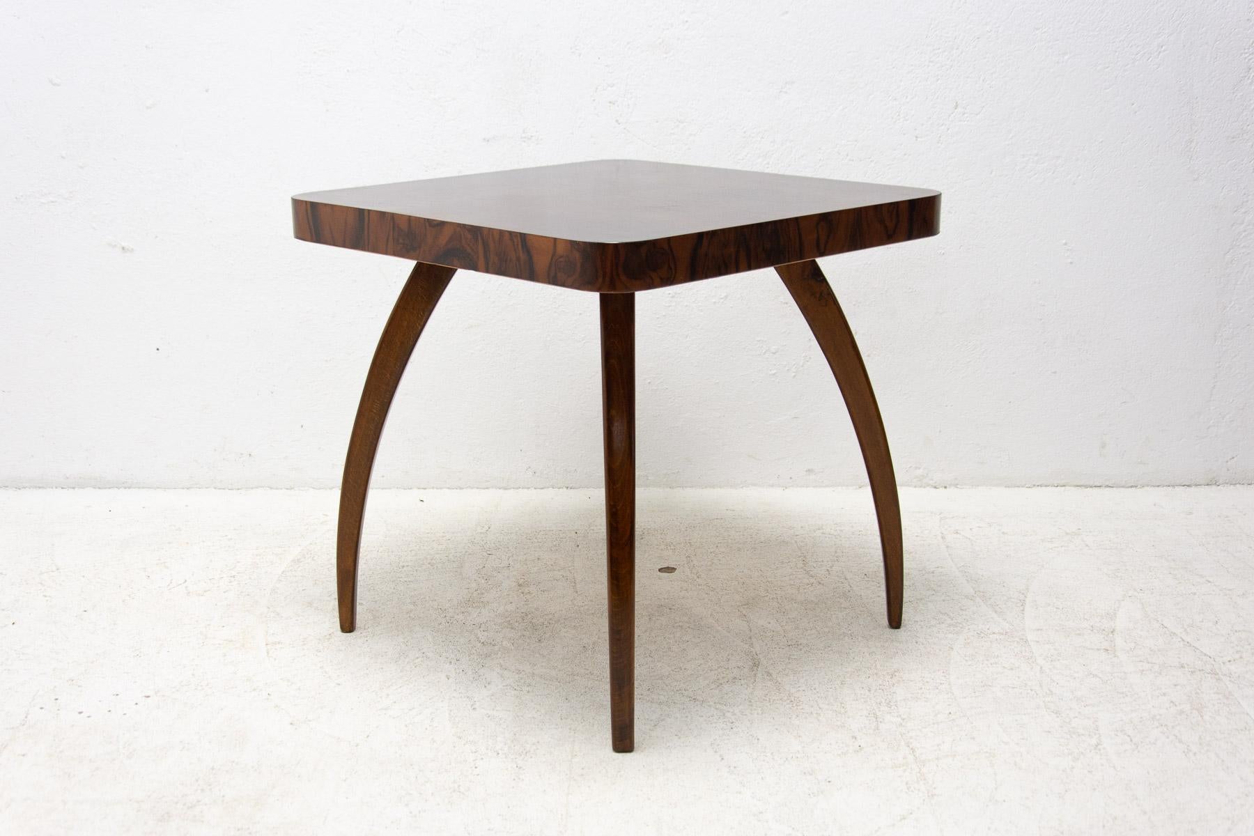 Art Deco Fully Renovated Walnut Spider Table H 259 by Jindřich Halabala, 1950s For Sale