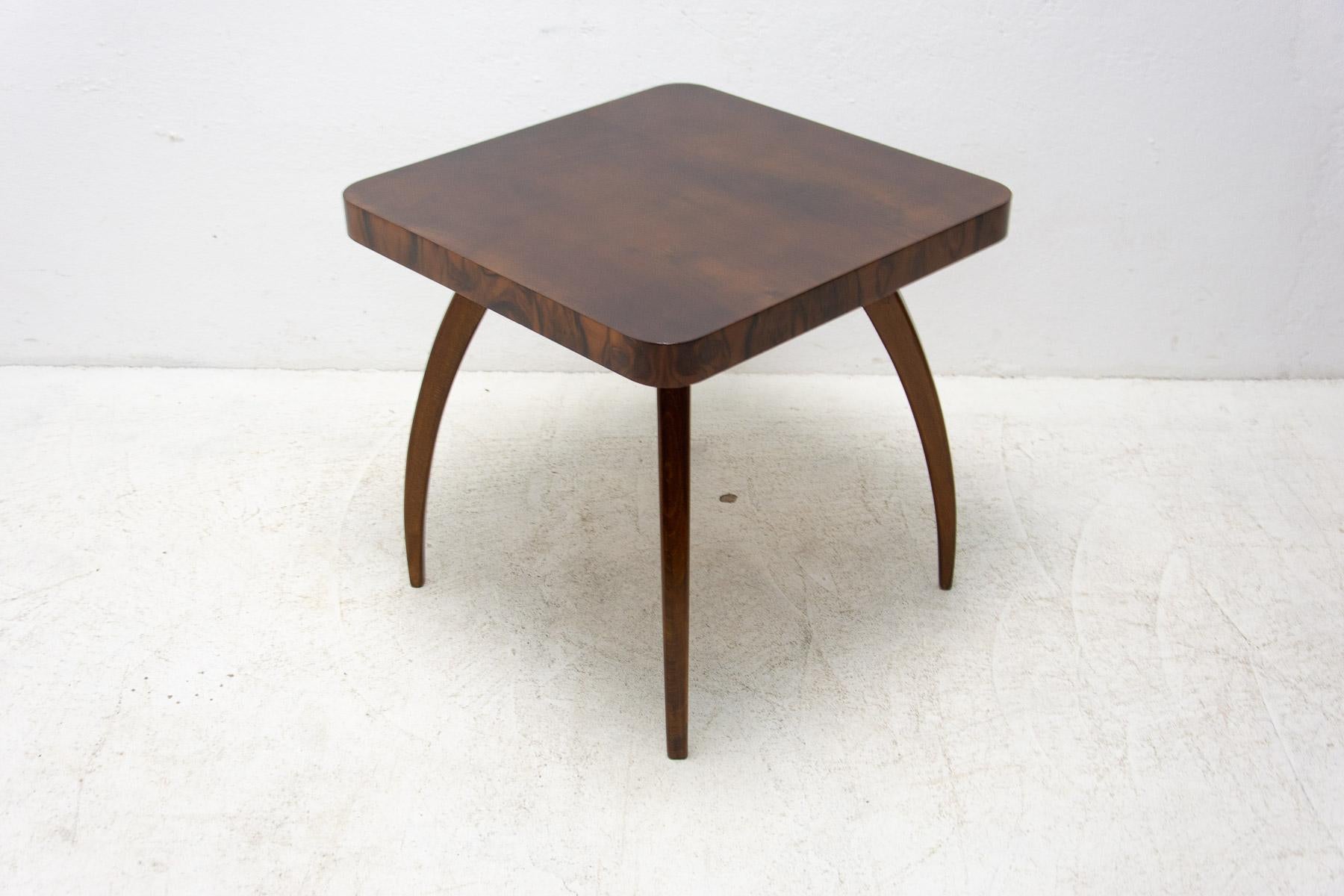 Czech Fully Renovated Walnut Spider Table H 259 by Jindřich Halabala, 1950s For Sale