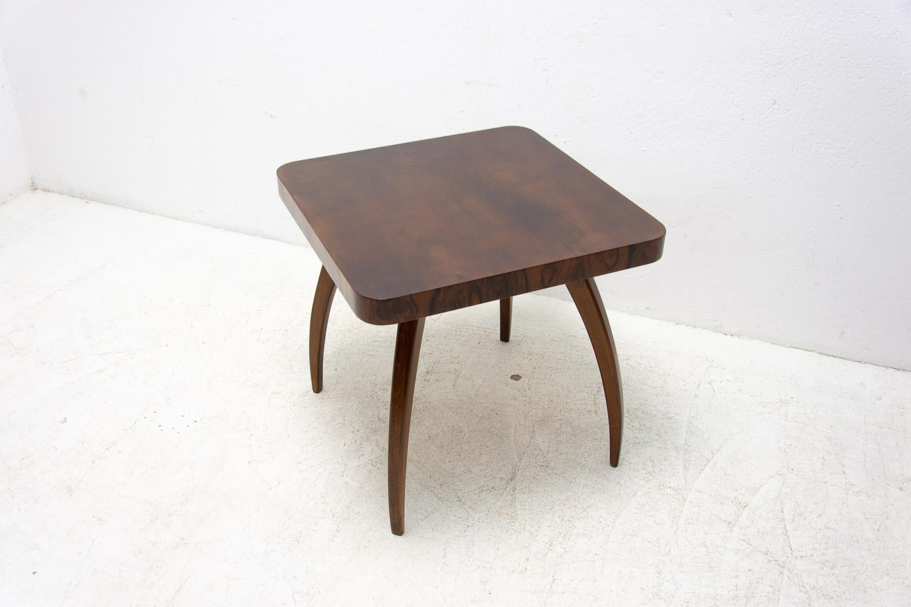 Fully Renovated Walnut Spider Table H 259 by Jindřich Halabala, 1950s In Excellent Condition For Sale In Prague 8, CZ
