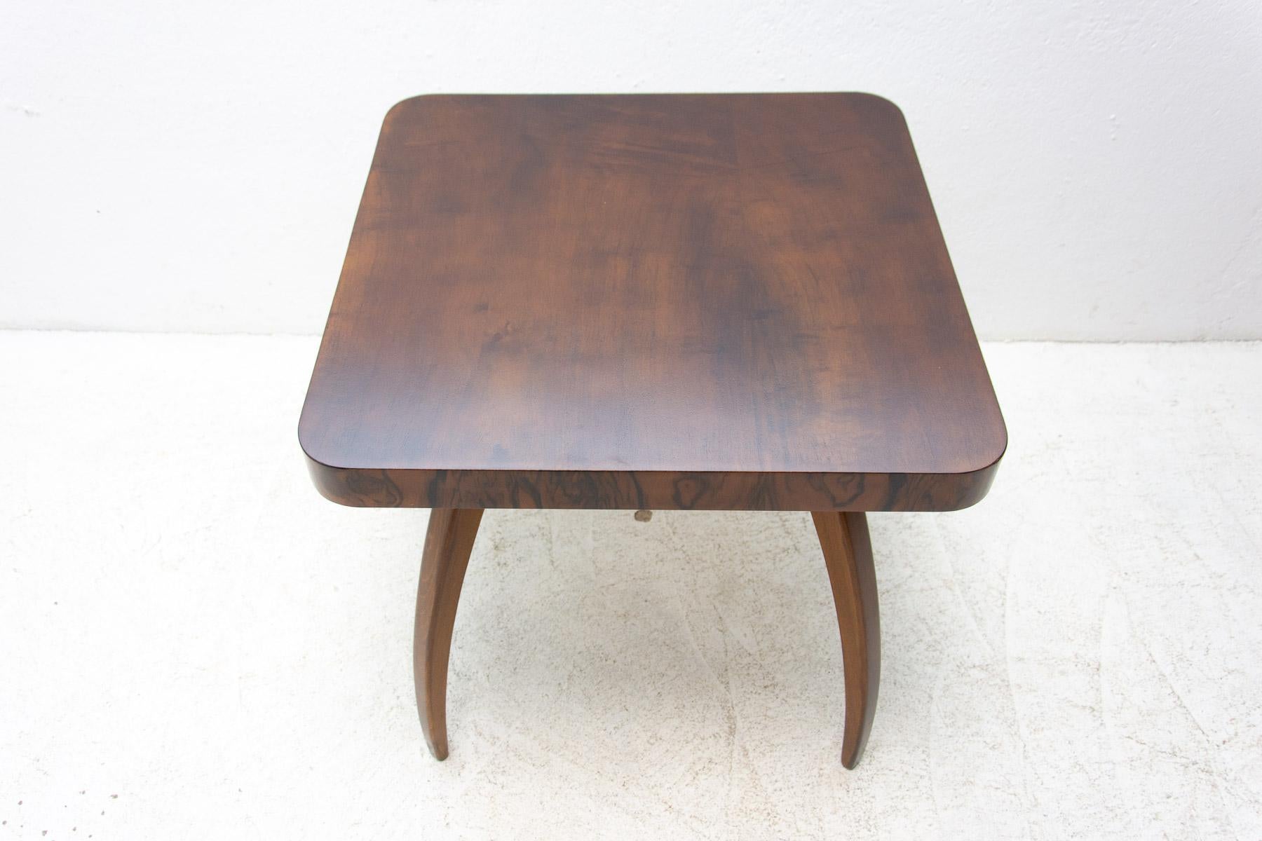 20th Century Fully Renovated Walnut Spider Table H 259 by Jindřich Halabala, 1950s For Sale