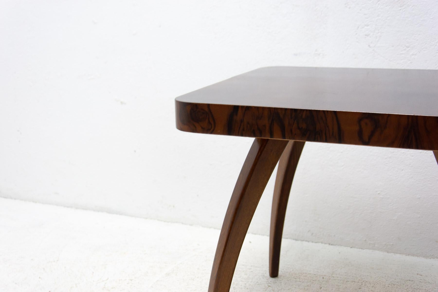 Fully Renovated Walnut Spider Table H 259 by Jindřich Halabala, 1950s For Sale 1