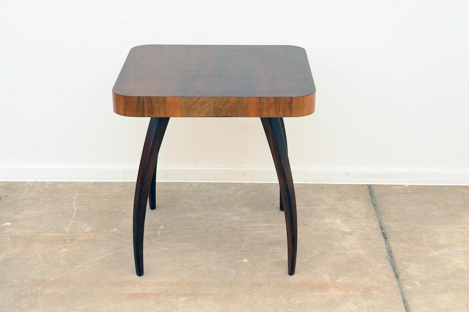 Midcentury coffee table in the shape of spider, designed by Jindřich Halabala, with distinctive curved legs, rounded corners. Walnut wood. Made in the former Czechoslovakia in the 1950´s.

In excellent condition, fully renovated.

 

Height: 67