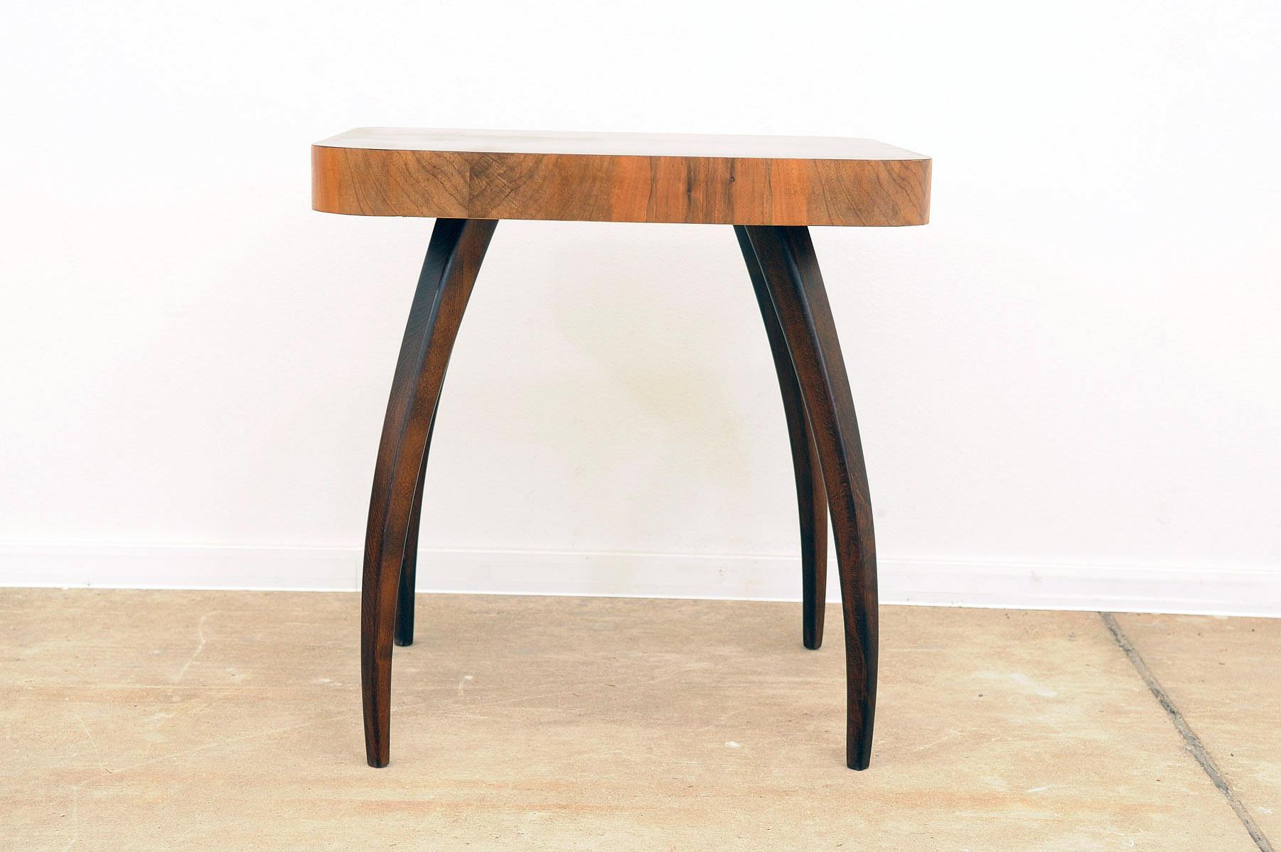 Fully renovated walnut Spider table H259 by Jindřich Halabala, 1950´s In Excellent Condition In Prague 8, CZ