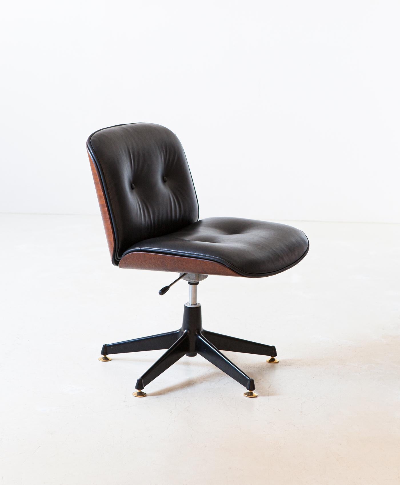 Swivel chair designed by Ico Parisi and produced by M.I.M. Roma (Mobili Italiani Moderni), Italy, 1960s

Curved wooden shells walnut veneered, black metal legs with brass feets and genuine black leather.

The wooden parts are re-polished.
New