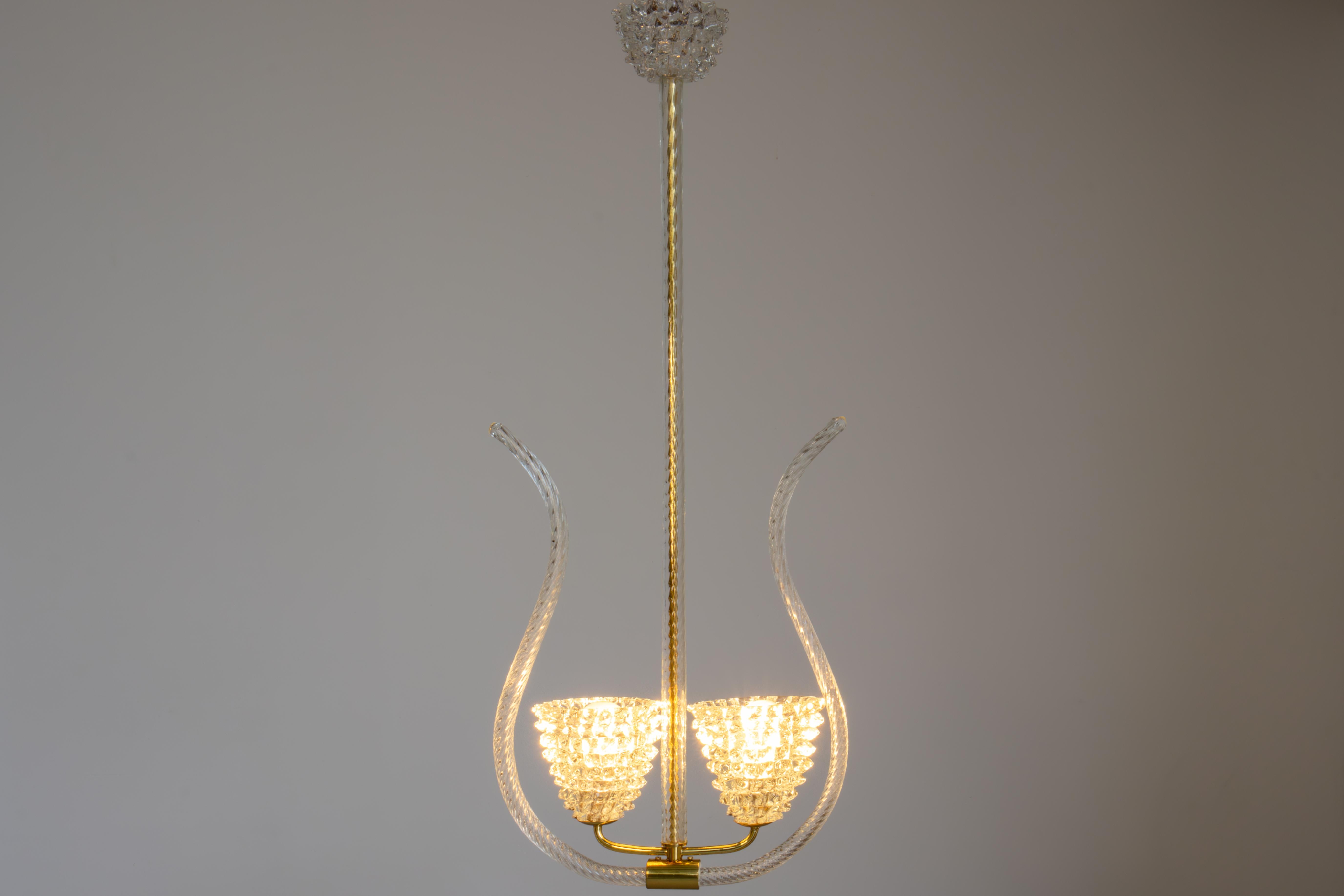 Atemberaubende, vollständig restaurierte italienische Art-Déco-Hängeleuchte von Barovier & Toso aus den 1930er Jahren. Diese in Venedig handgefertigte Leuchte aus Murano-Glas besteht aus einem polierten Messingrahmen, der mit transparentem,