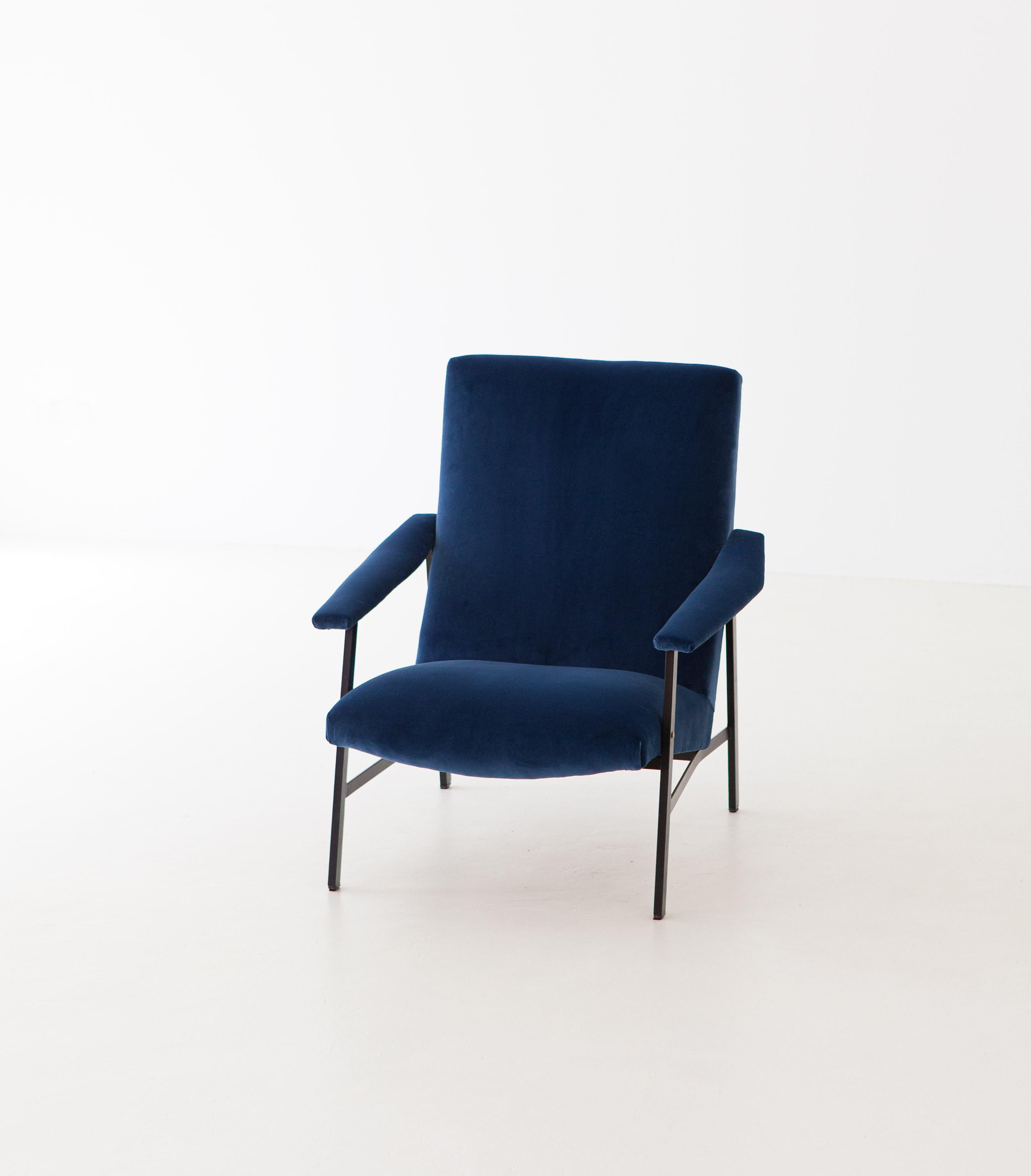 A Mid-Century Modern lounge chair with armrests manufactured in Italy during the 1950s

Completely renoved with new black enamel on the iron frame and new blue cotton velvet upholstery , also the padding is new

Minimal but at the same time