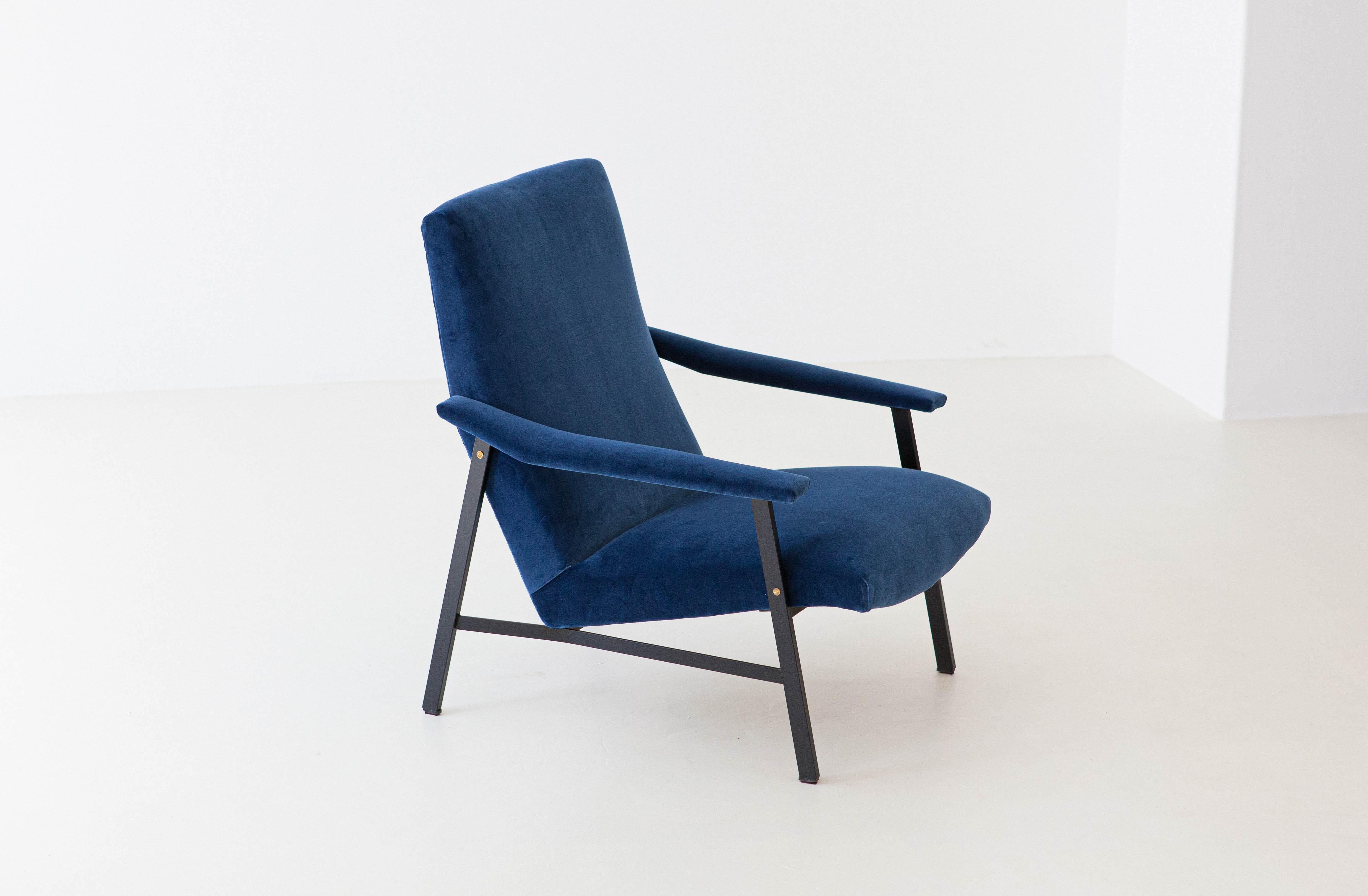 Fully Restored 1950s Italian Blue Velvet and Black Iron Armchair In Good Condition In Rome, IT