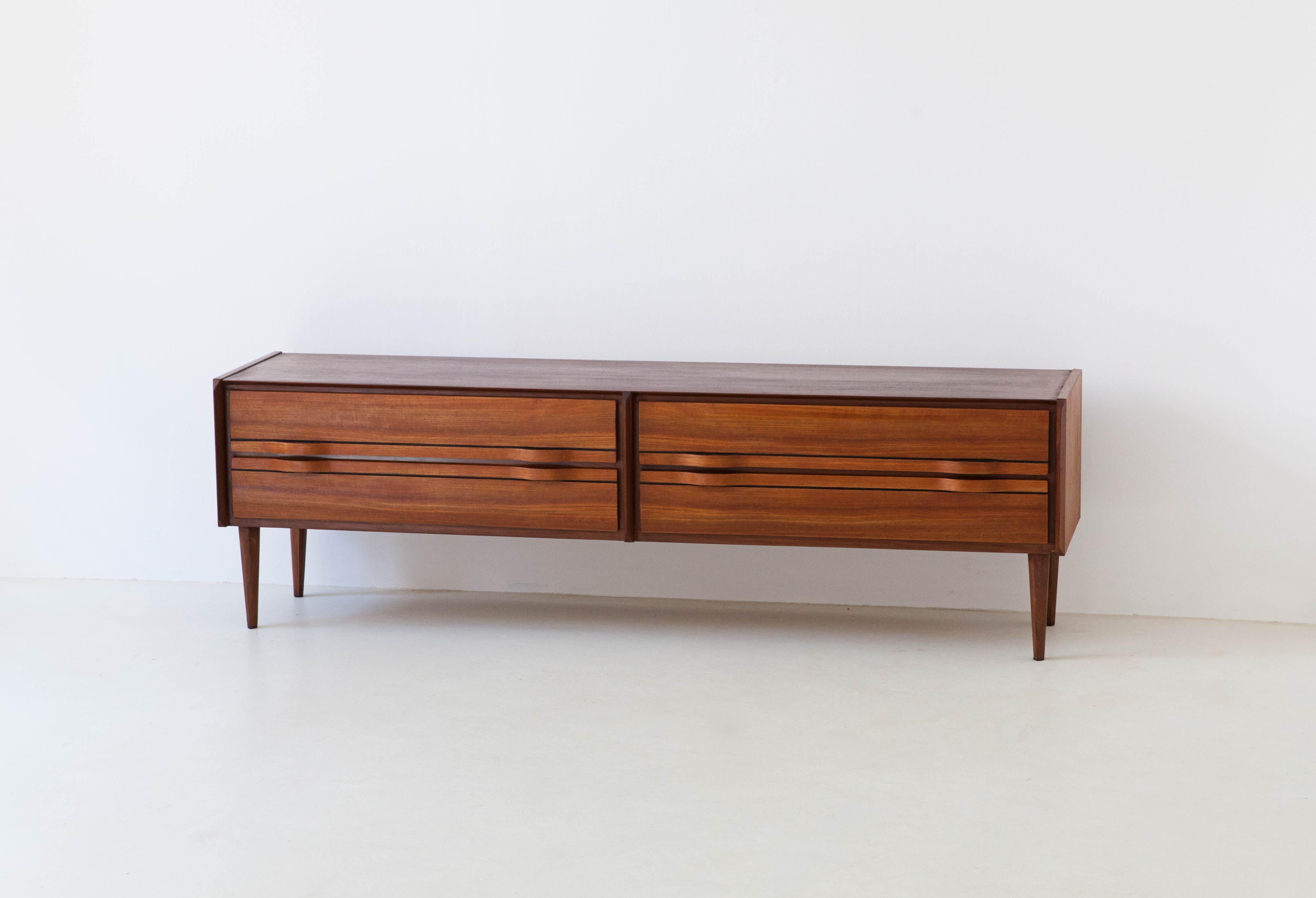 Fully Restored 1950s Italian Teak Sideboard with Drawers In Good Condition In Rome, IT