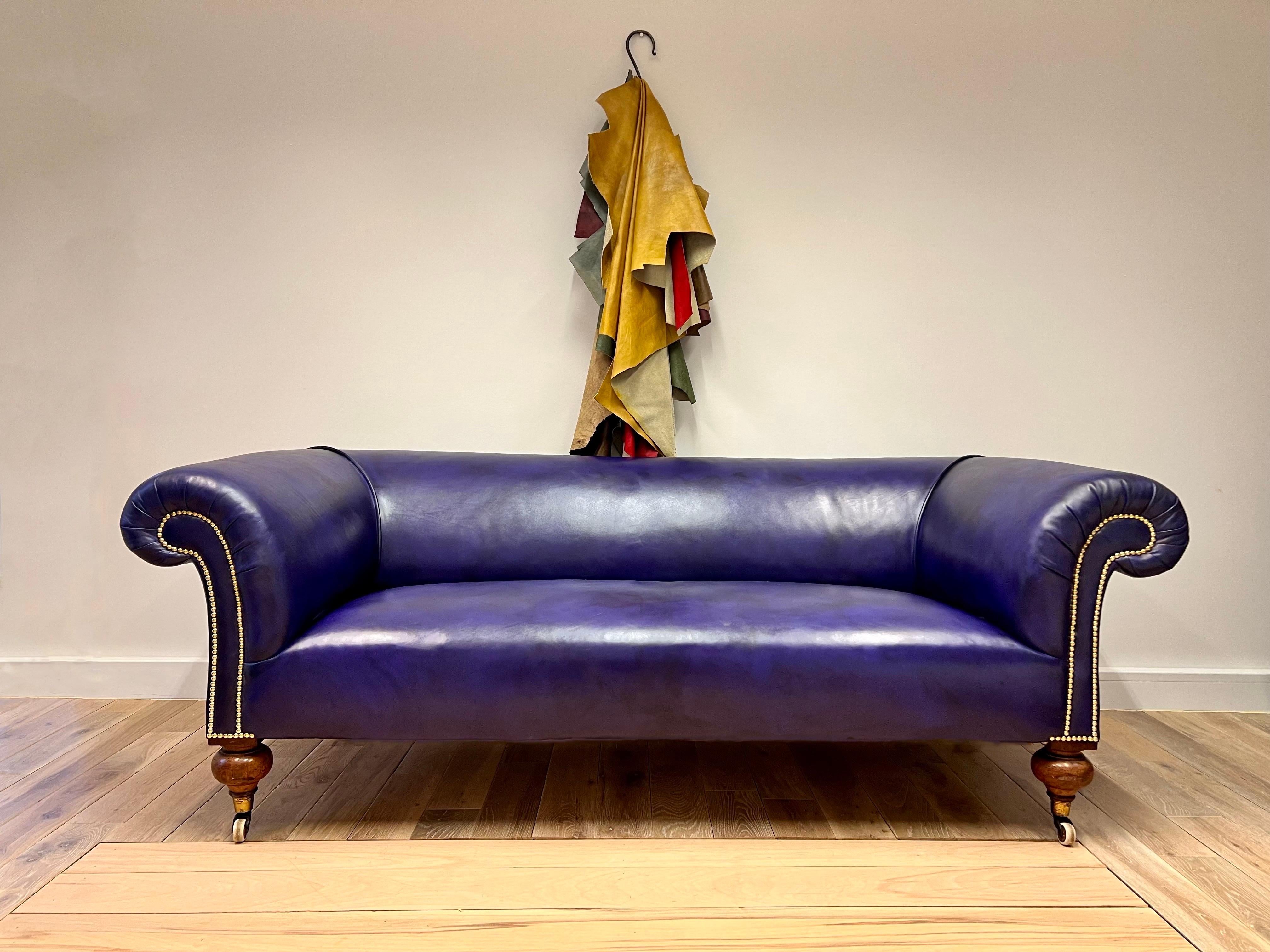 Vollständig restauriertes Chesterfield-Sofa aus dem 19. Jahrhundert mit handgefärbten Ledern (Britisch) im Angebot
