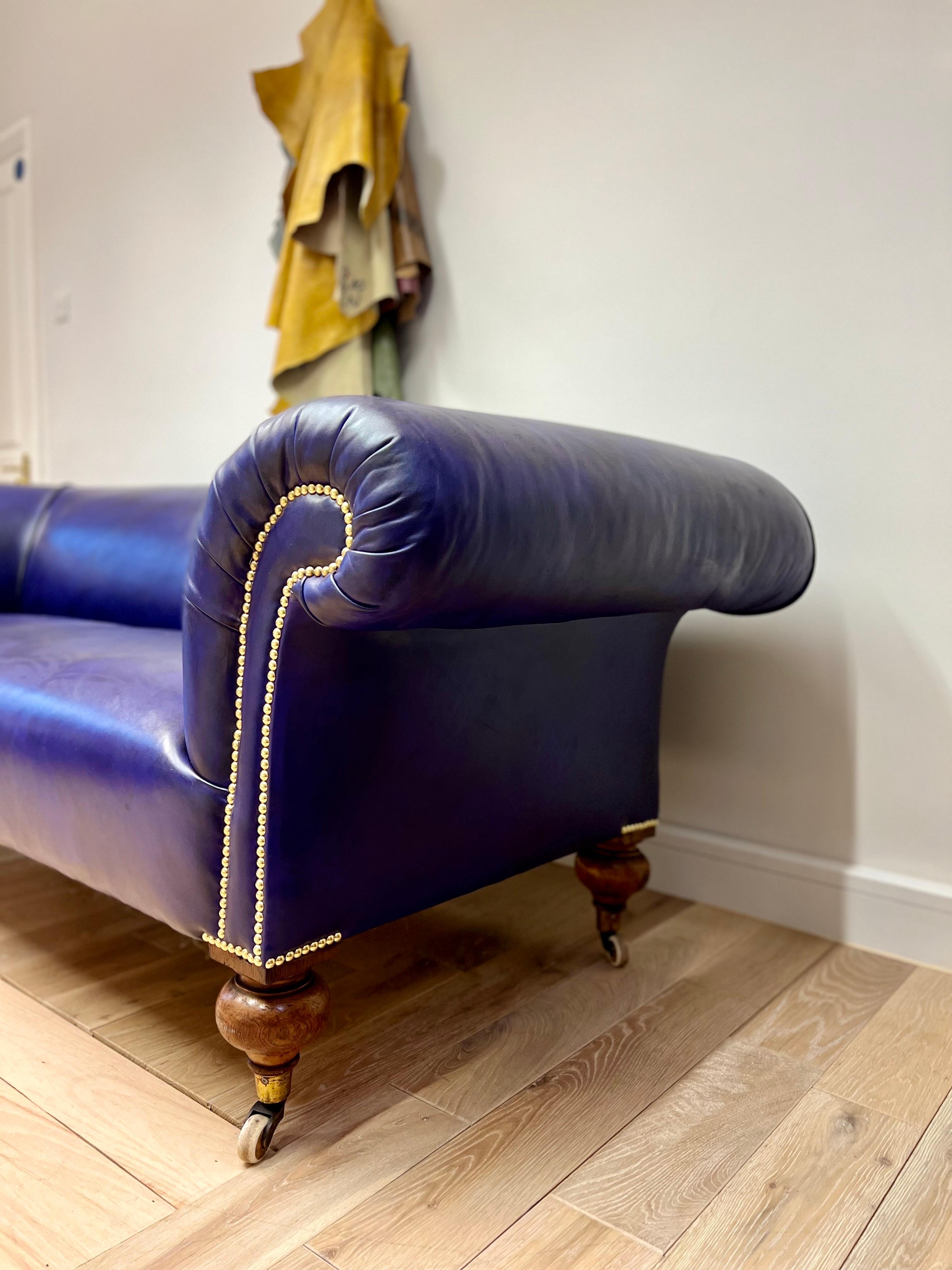Vollständig restauriertes Chesterfield-Sofa aus dem 19. Jahrhundert mit handgefärbten Ledern im Angebot 3