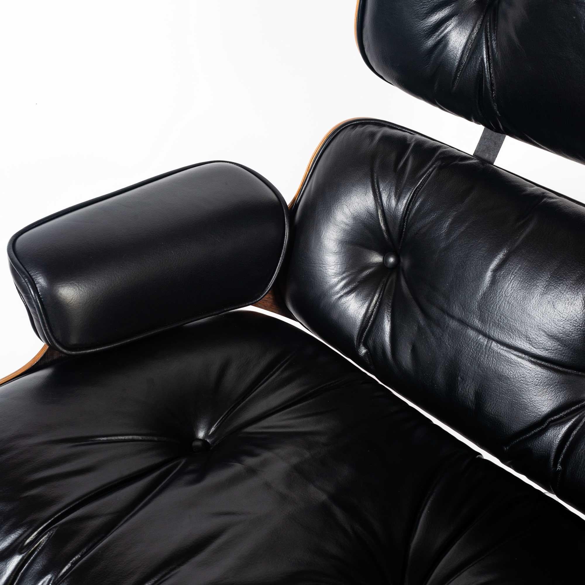 Fully Restored 3rd Gen Eames Lounge Chair 670 and Ottoman 671 in Black Leather For Sale 1