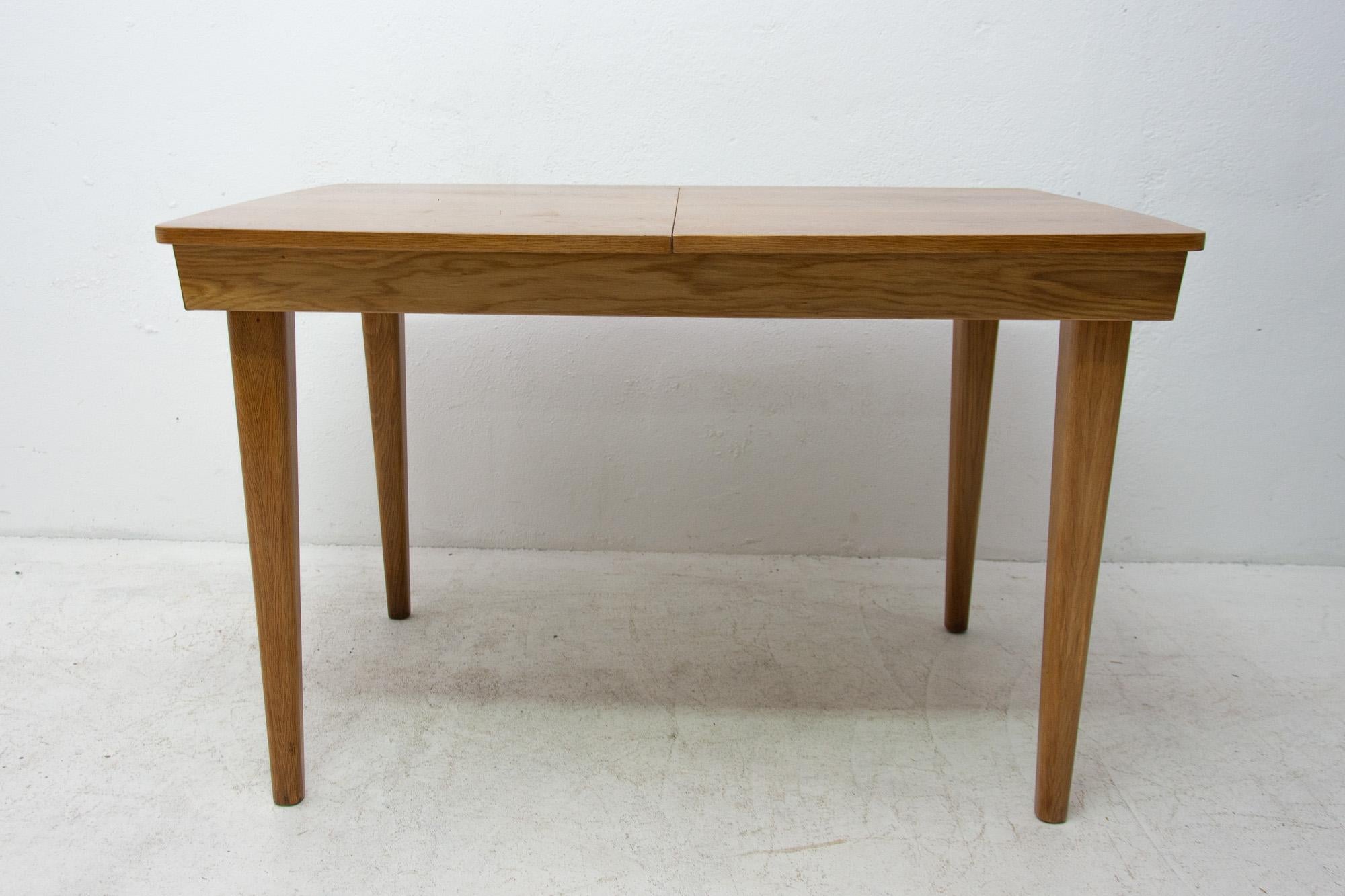 This adjustable dining table was designed and made by the famous UP Závody company in the 1960s in the former Czechoslovakia. It´s made of oakwood. The table is in very good condition, fully refurbished.

Unfolded: 170 cm.