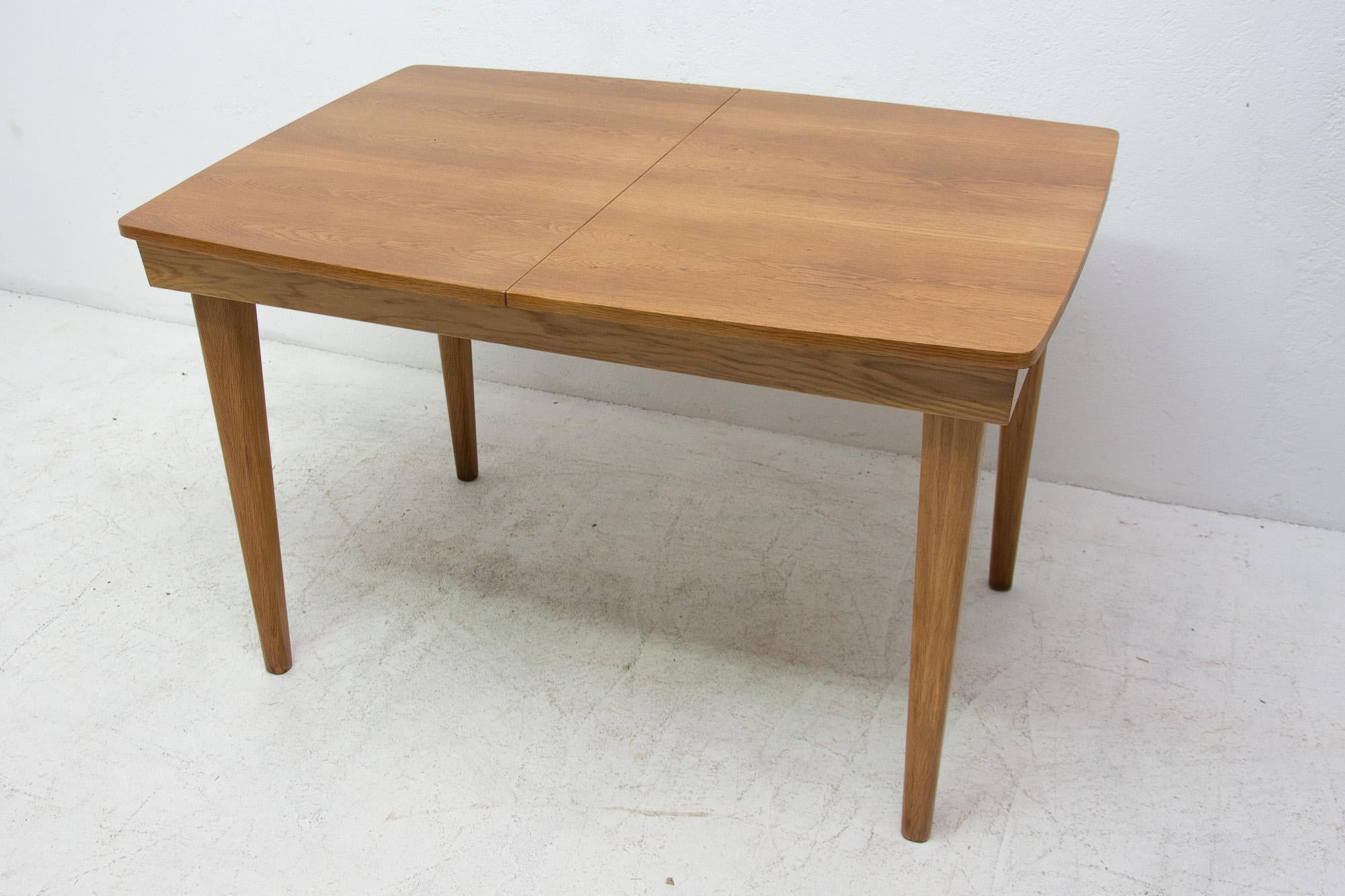 Fully Restored Adjustable Dining Table by UP Závody, 1960s, Czechoslovakia In Good Condition In Prague 8, CZ