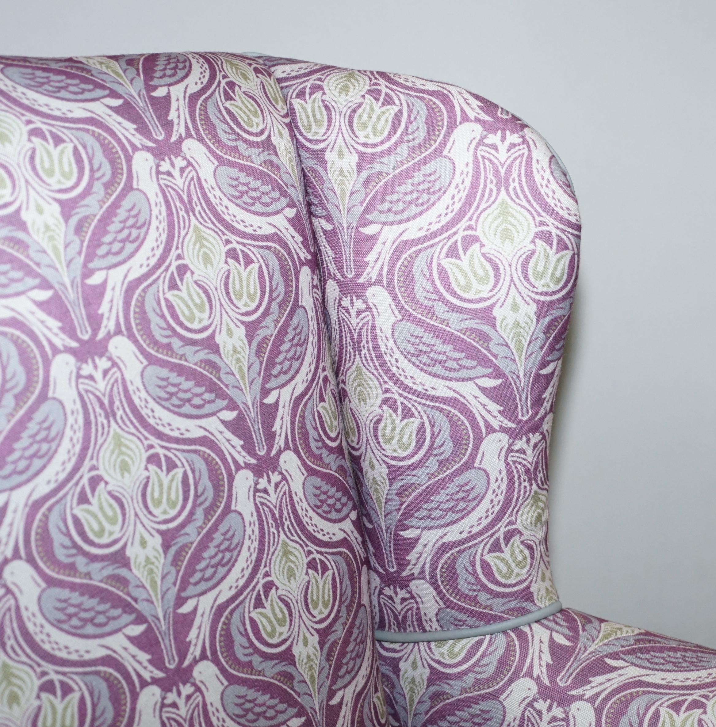 Fauteuil à dossier de style victorien, entièrement restauré et retapissé, avec des pieds en forme de griffes et de Ball and Ball en vente 2