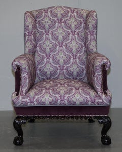 Poltrona Wingback vittoriana con piedi a sfera e artiglio, completamente restaurata e rivestita.