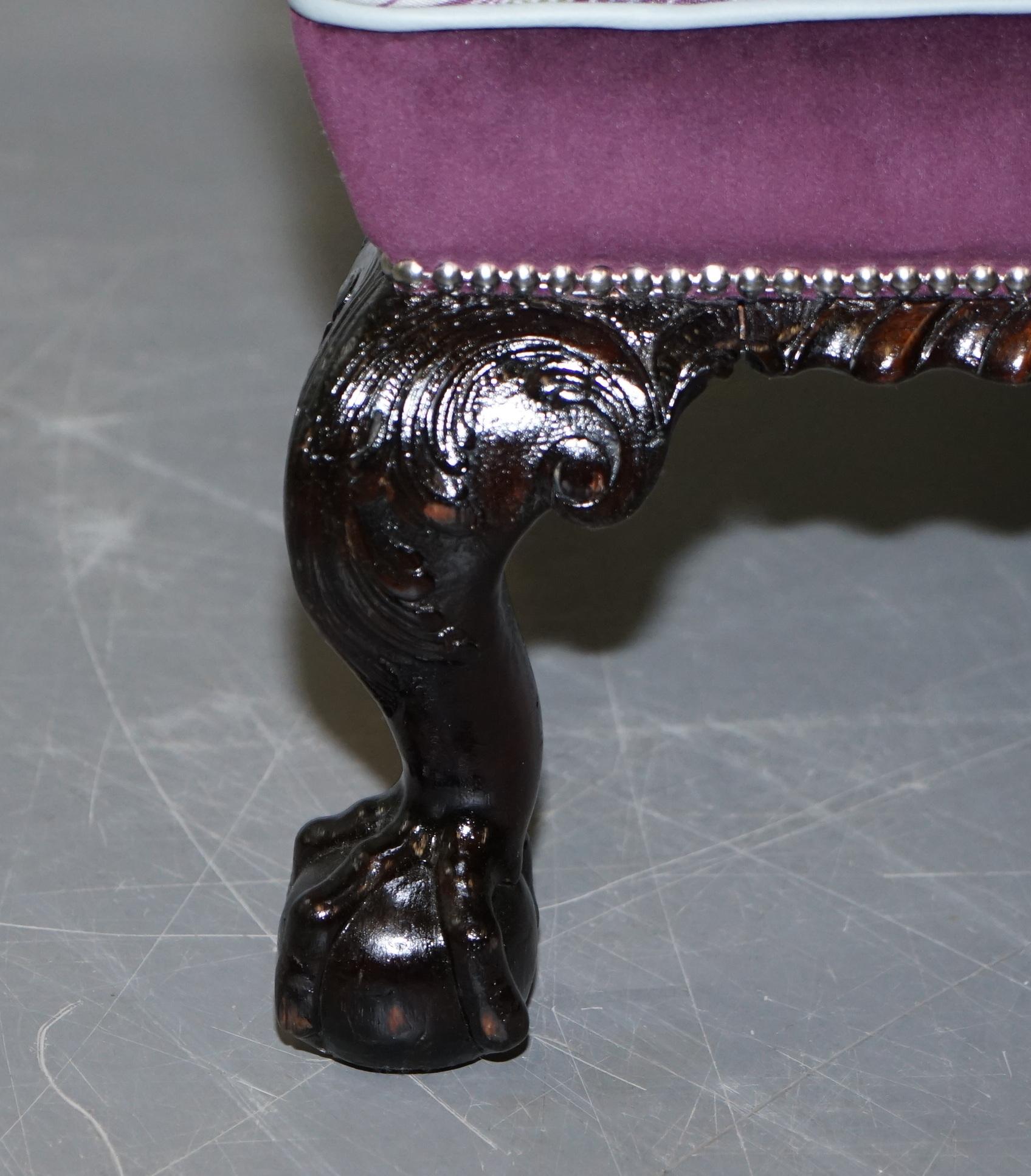 XIXe siècle Fauteuil à dossier de style victorien, entièrement restauré et retapissé, avec des pieds en forme de griffes et de Ball and Ball en vente
