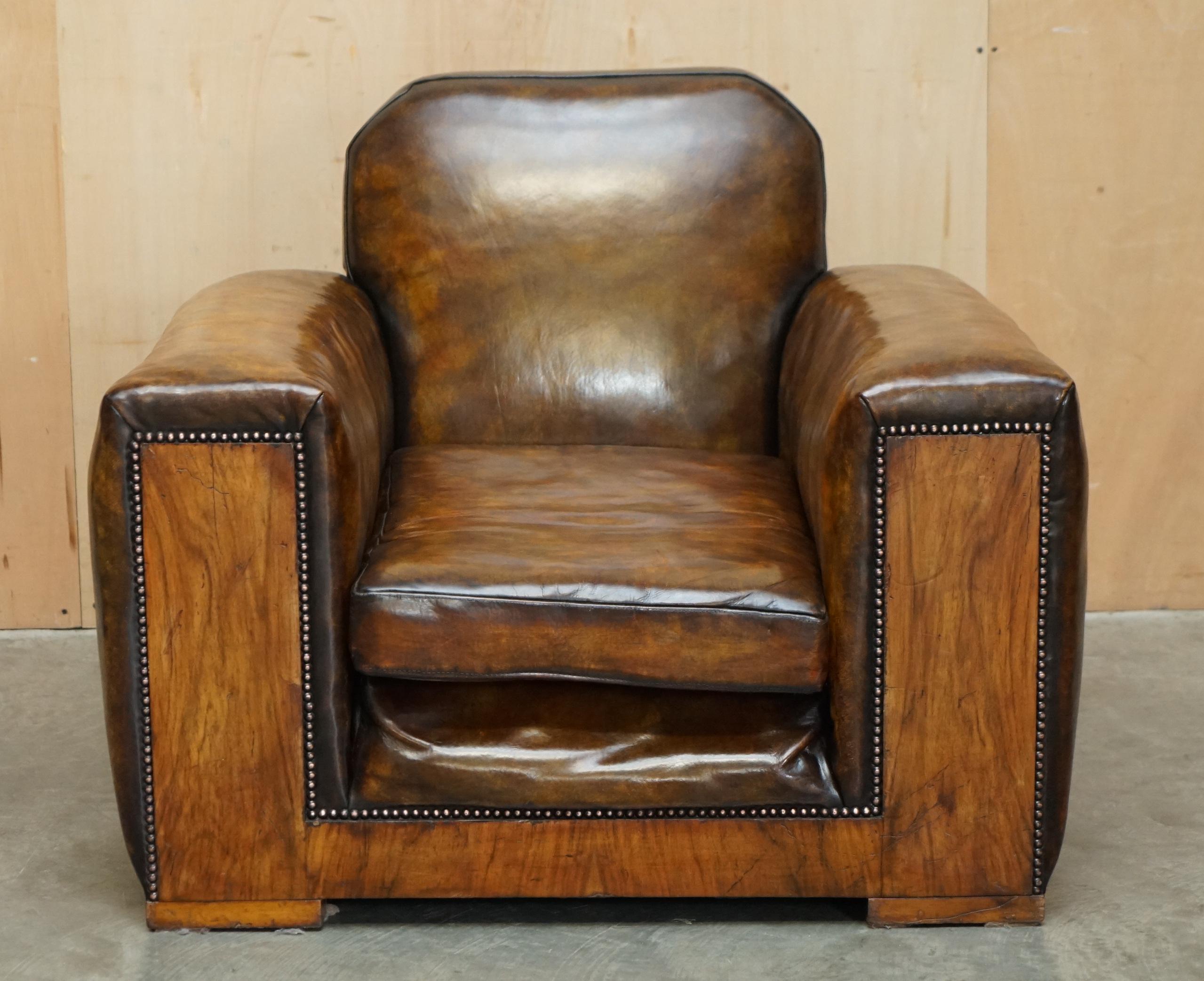 Royal House Antiques

Royal House Antiques freut sich, diesen schönen, vollständig restaurierten Vintage-Sessel aus handgefärbtem braunem Leder mit Säulen aus Nussbaumholz zum Verkauf anbieten zu können. Der Club-Sessel ist ideal für ein Odeon oder