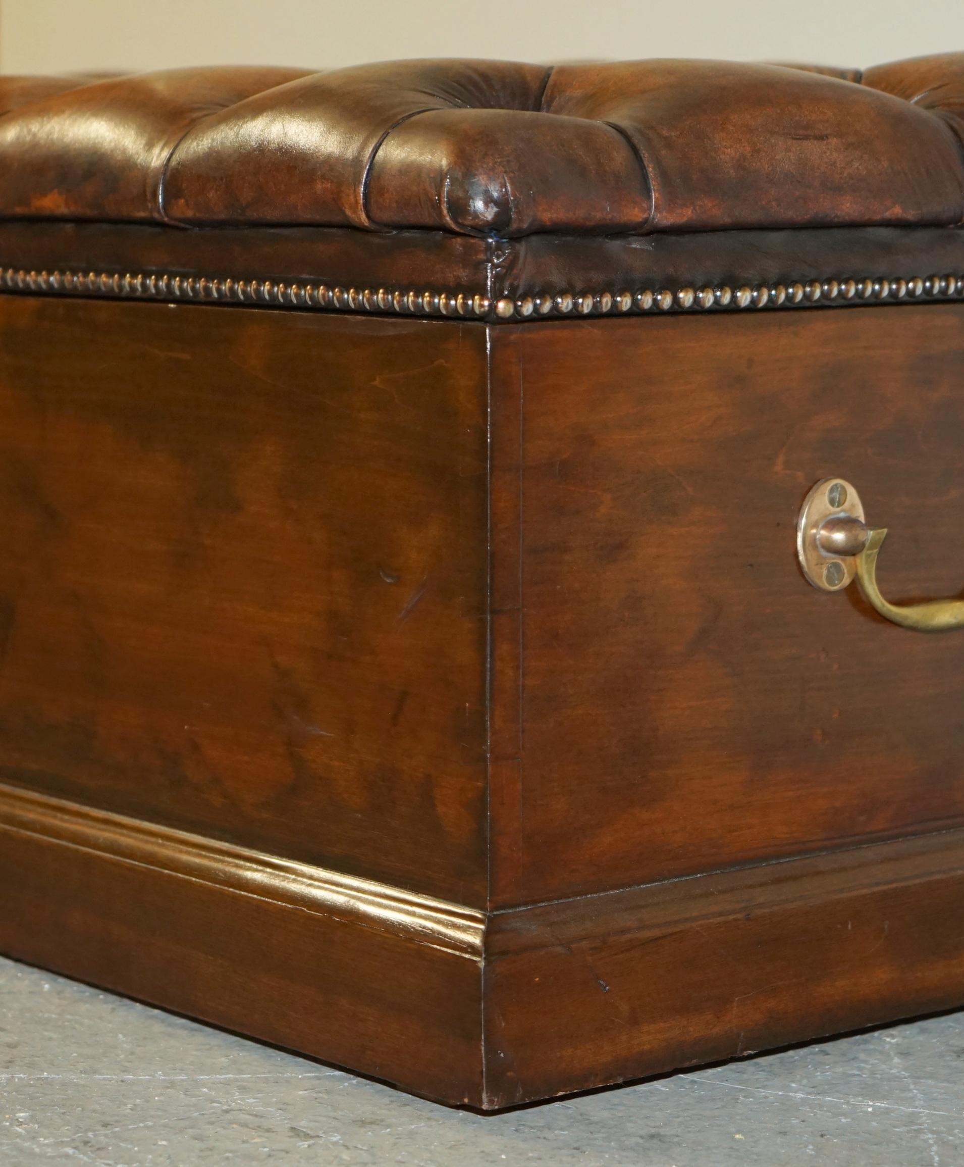 FULLY RESTORED ANTiQUE CIRCA 1890 CHESTERFIELD BROWN LEATHER LINEN STORAGE TRUNK For Sale 2