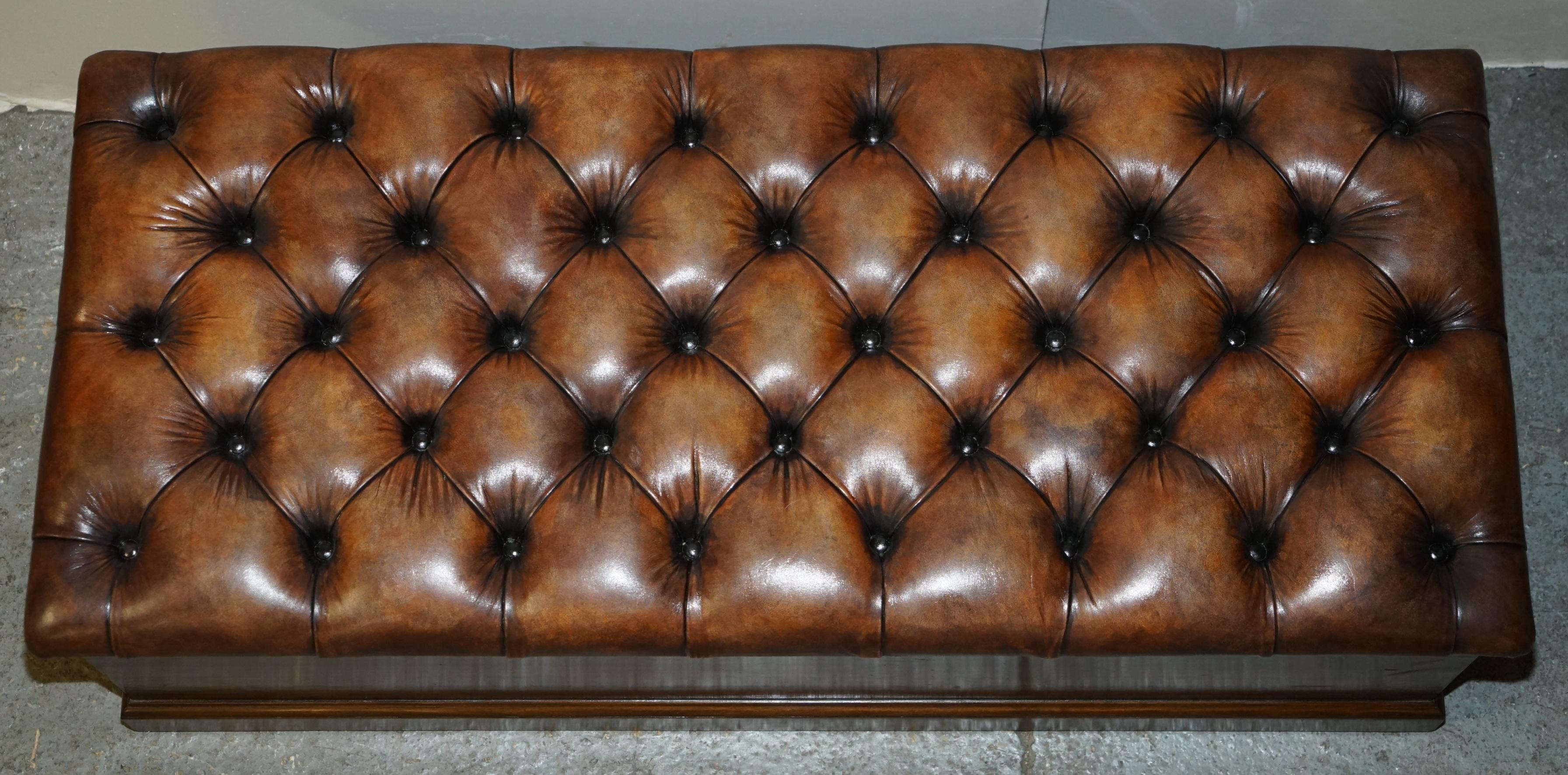 FULLY RESTORED ANTiQUE CIRCA 1890 CHESTERFIELD BROWN LEATHER LINEN STORAGE TRUNK For Sale 3