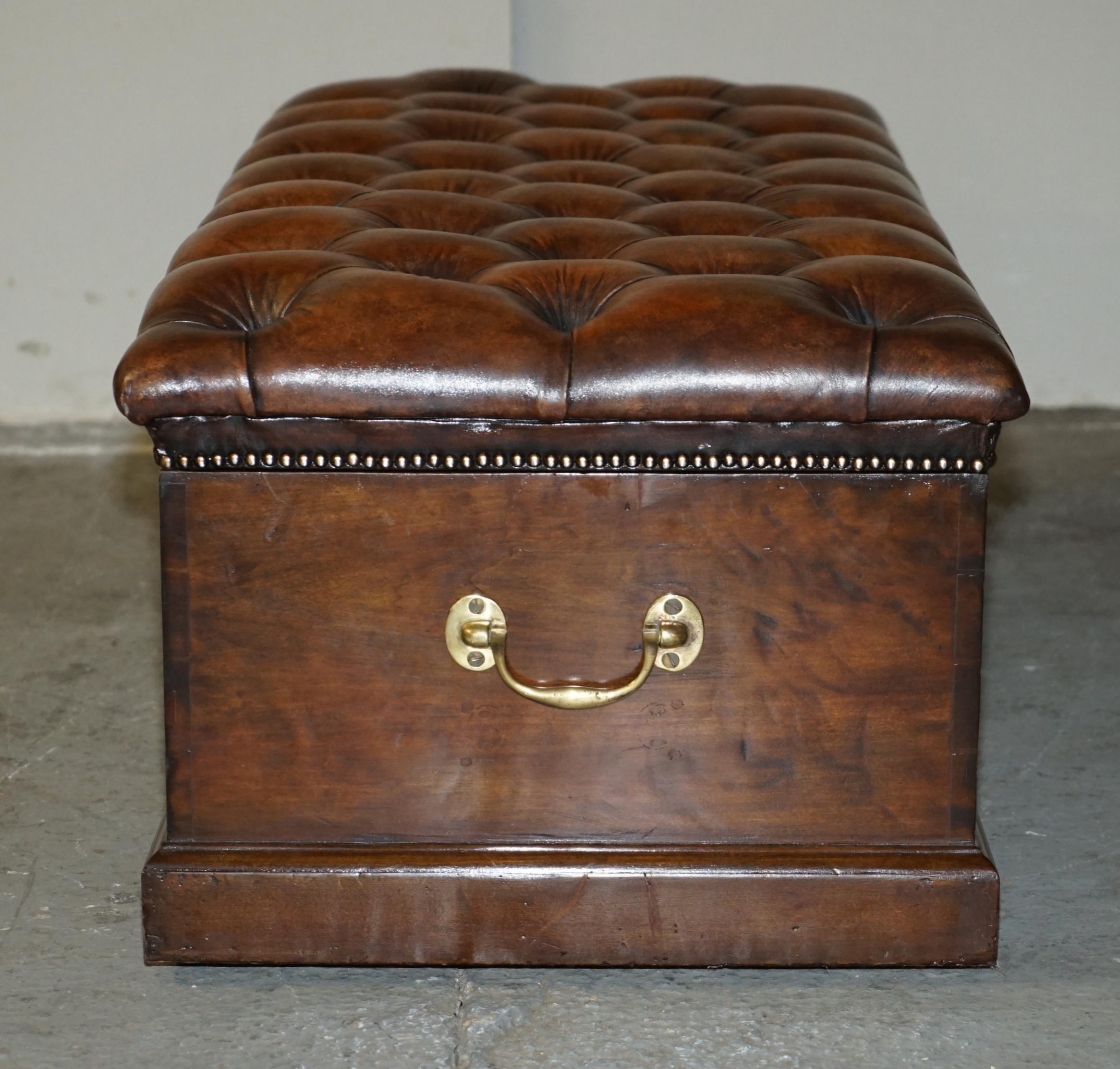 FULLY RESTORED ANTiQUE CIRCA 1890 CHESTERFIELD BROWN LEATHER LINEN STORAGE TRUNK For Sale 8