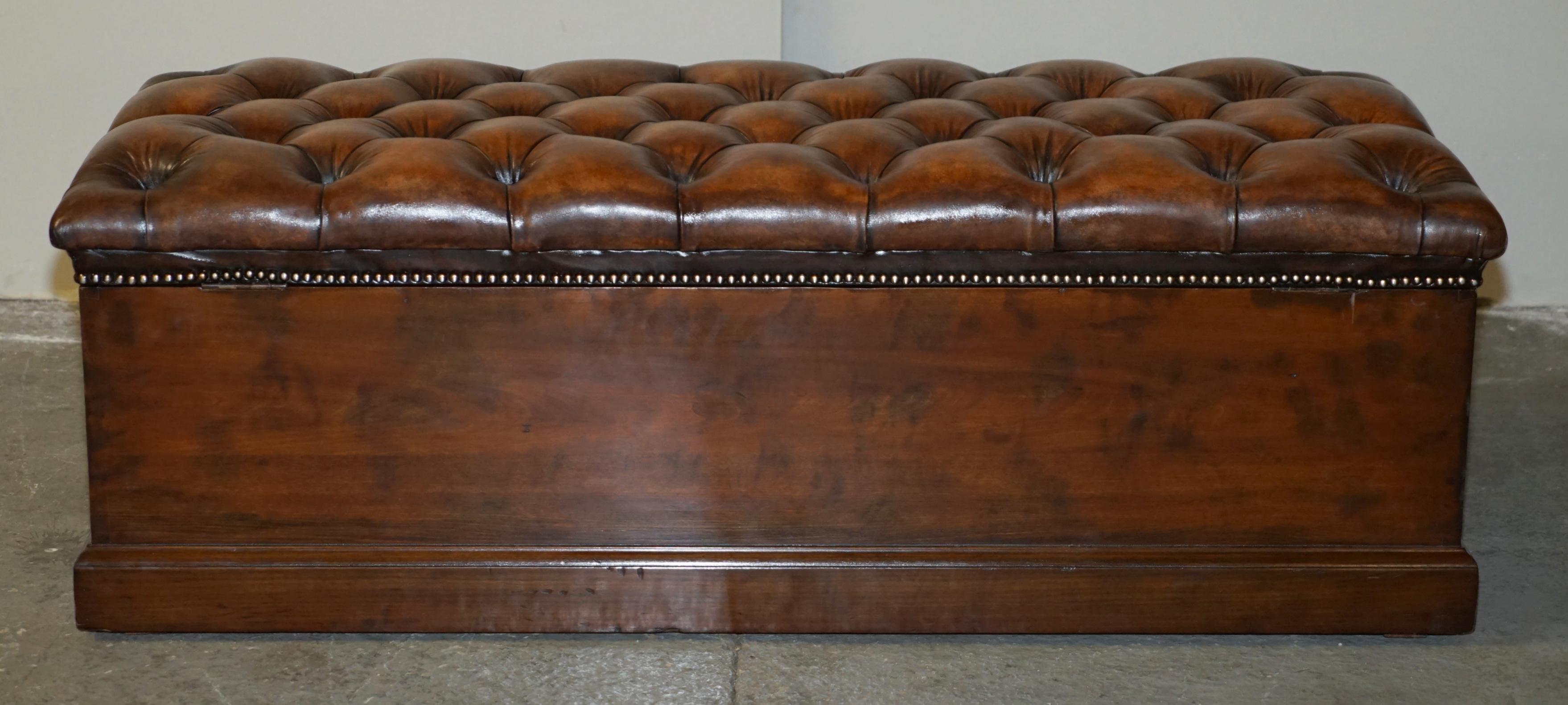 FULLY RESTORED ANTiQUE CIRCA 1890 CHESTERFIELD BROWN LEATHER LINEN STORAGE TRUNK For Sale 9