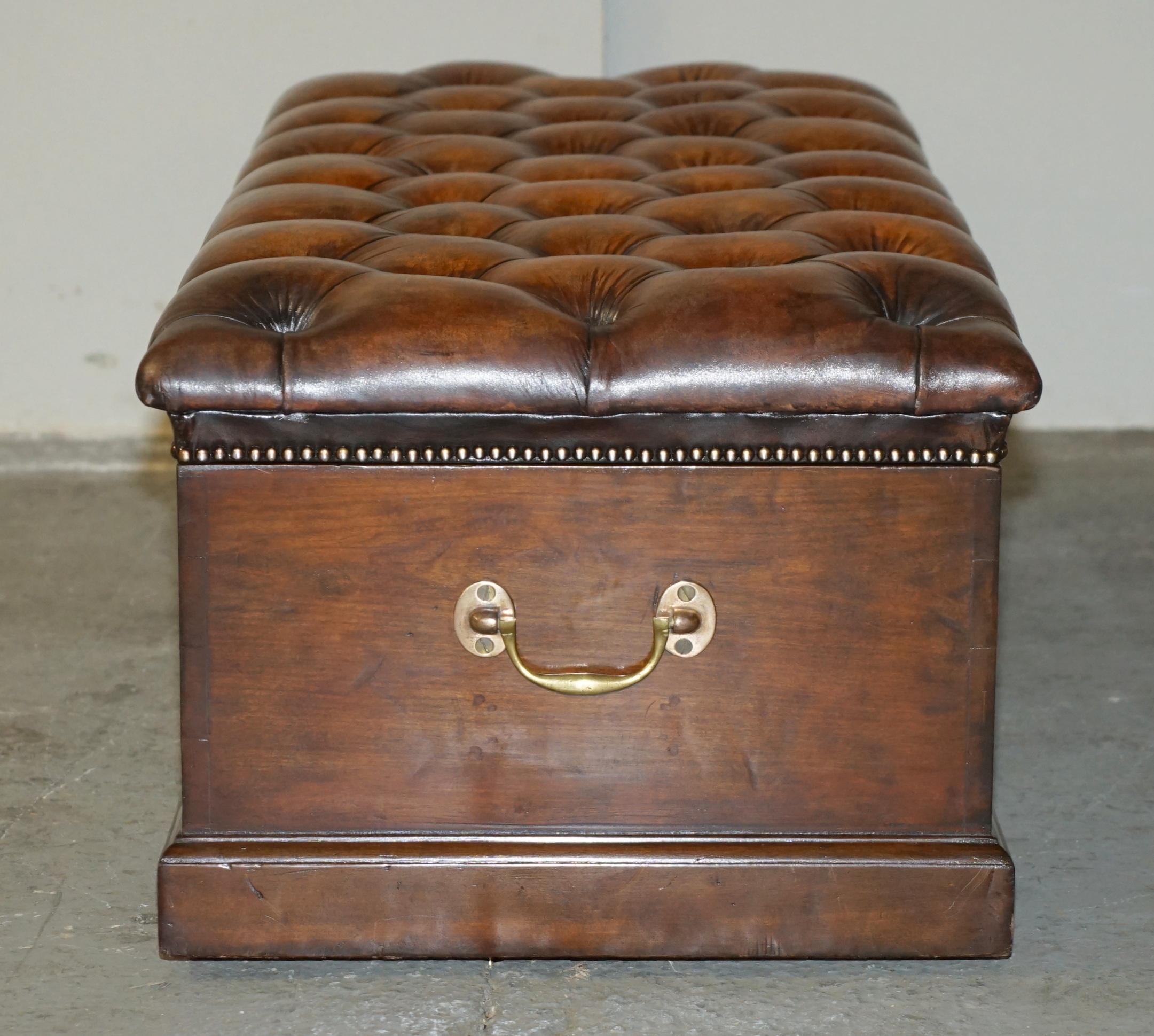 FULLY RESTORED ANTiQUE CIRCA 1890 CHESTERFIELD BROWN LEATHER LINEN STORAGE TRUNK For Sale 10