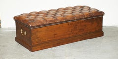 FULLY RESTORED ANTiQUE CIRCA 1890 CHESTERFIELD BROWN LEATHER LINEN STORAGE TRUNK