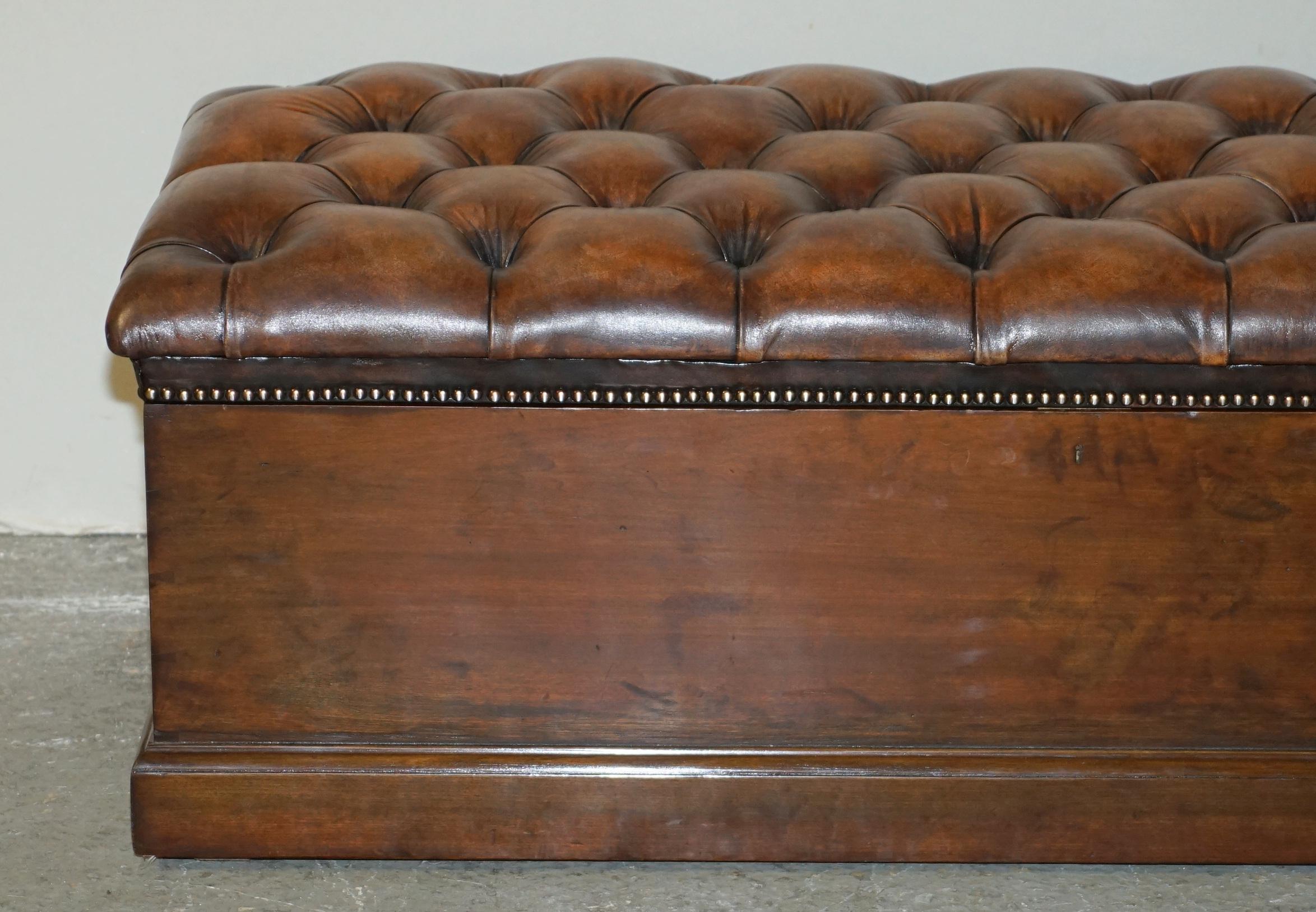 Late Victorian FULLY RESTORED ANTiQUE CIRCA 1890 CHESTERFIELD BROWN LEATHER LINEN STORAGE TRUNK For Sale
