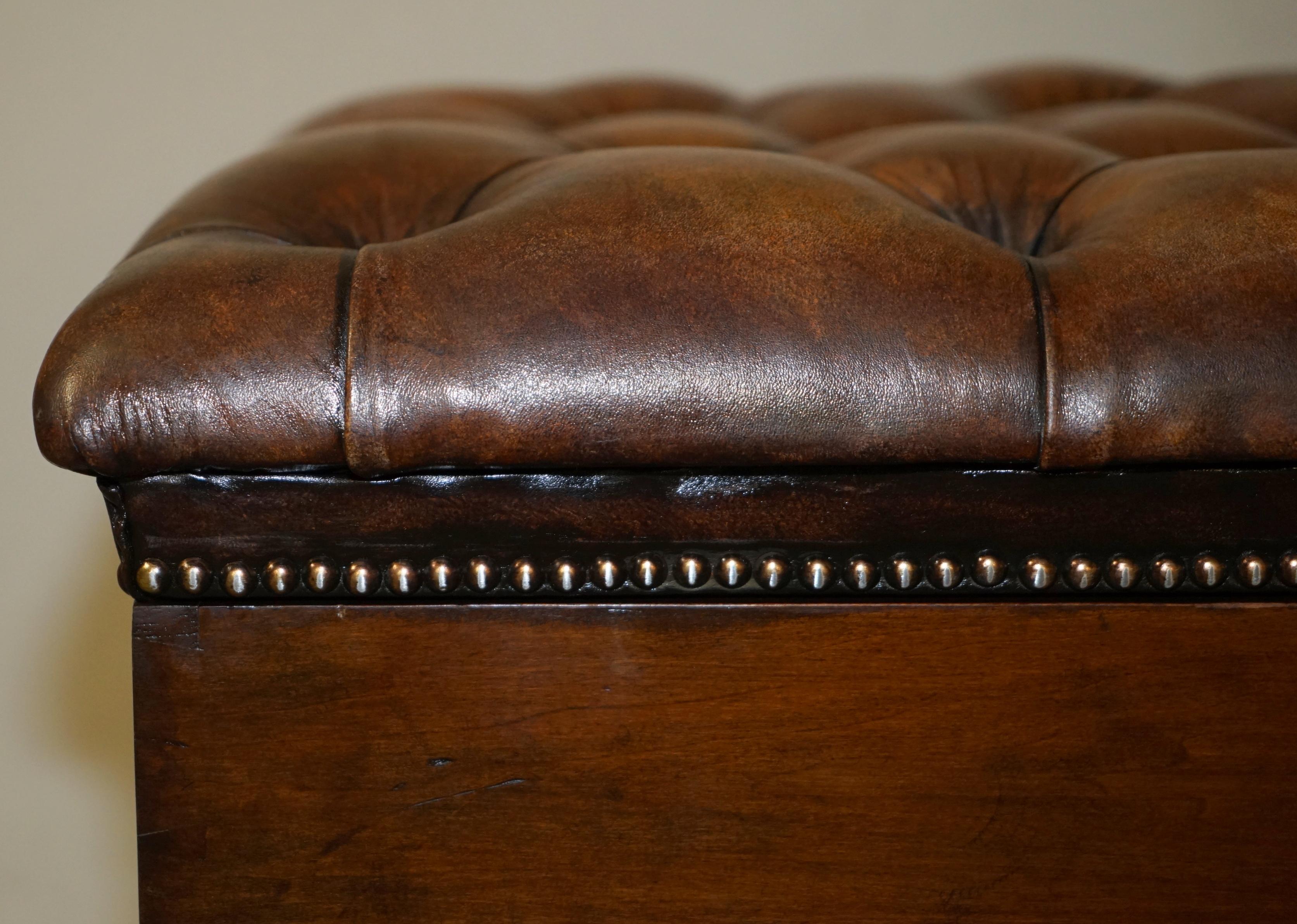 English FULLY RESTORED ANTiQUE CIRCA 1890 CHESTERFIELD BROWN LEATHER LINEN STORAGE TRUNK For Sale