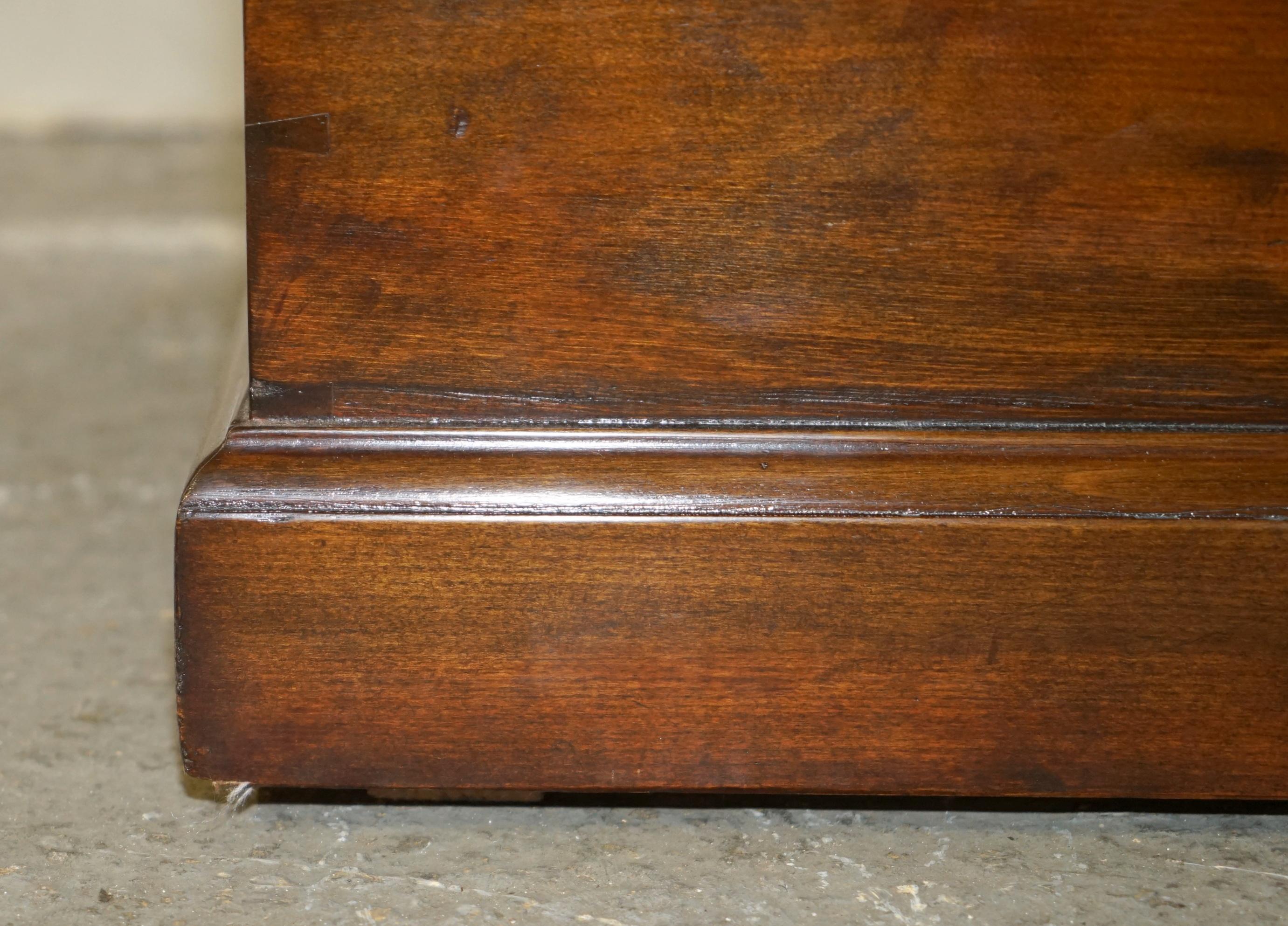 Hand-Crafted FULLY RESTORED ANTiQUE CIRCA 1890 CHESTERFIELD BROWN LEATHER LINEN STORAGE TRUNK For Sale