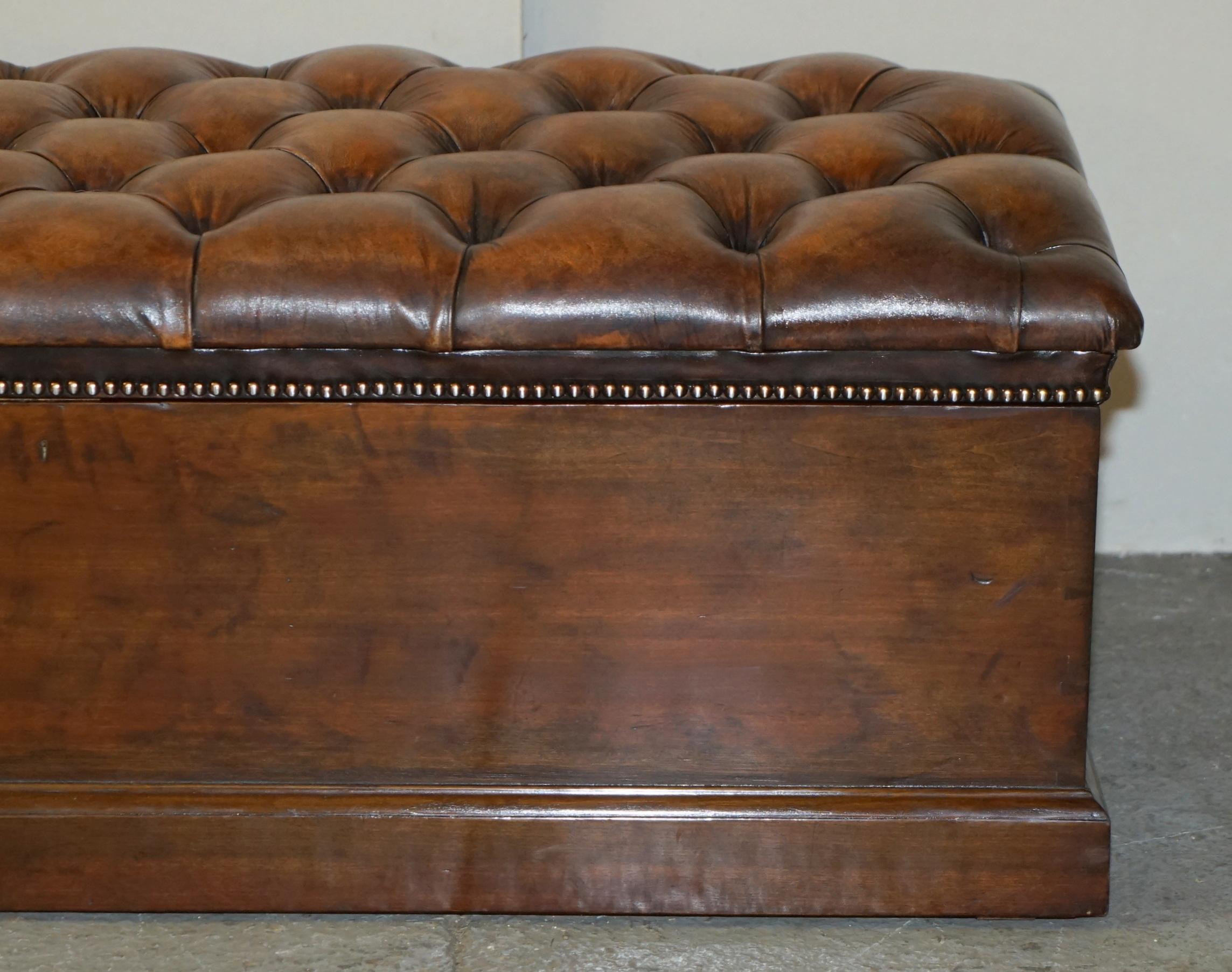 Leather FULLY RESTORED ANTiQUE CIRCA 1890 CHESTERFIELD BROWN LEATHER LINEN STORAGE TRUNK For Sale