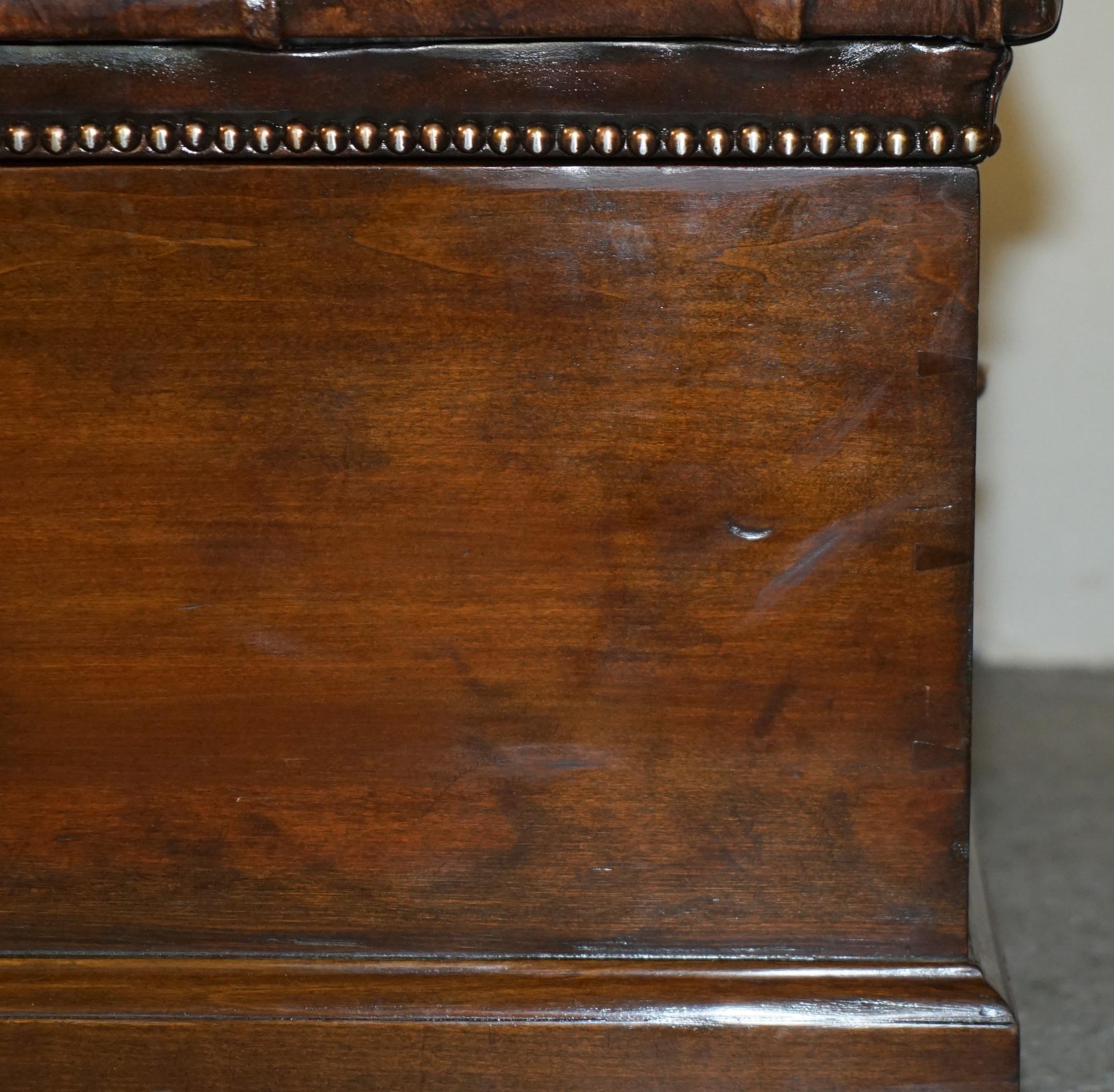 FULLY RESTORED ANTiQUE CIRCA 1890 CHESTERFIELD BROWN LEATHER LINEN STORAGE TRUNK For Sale 1