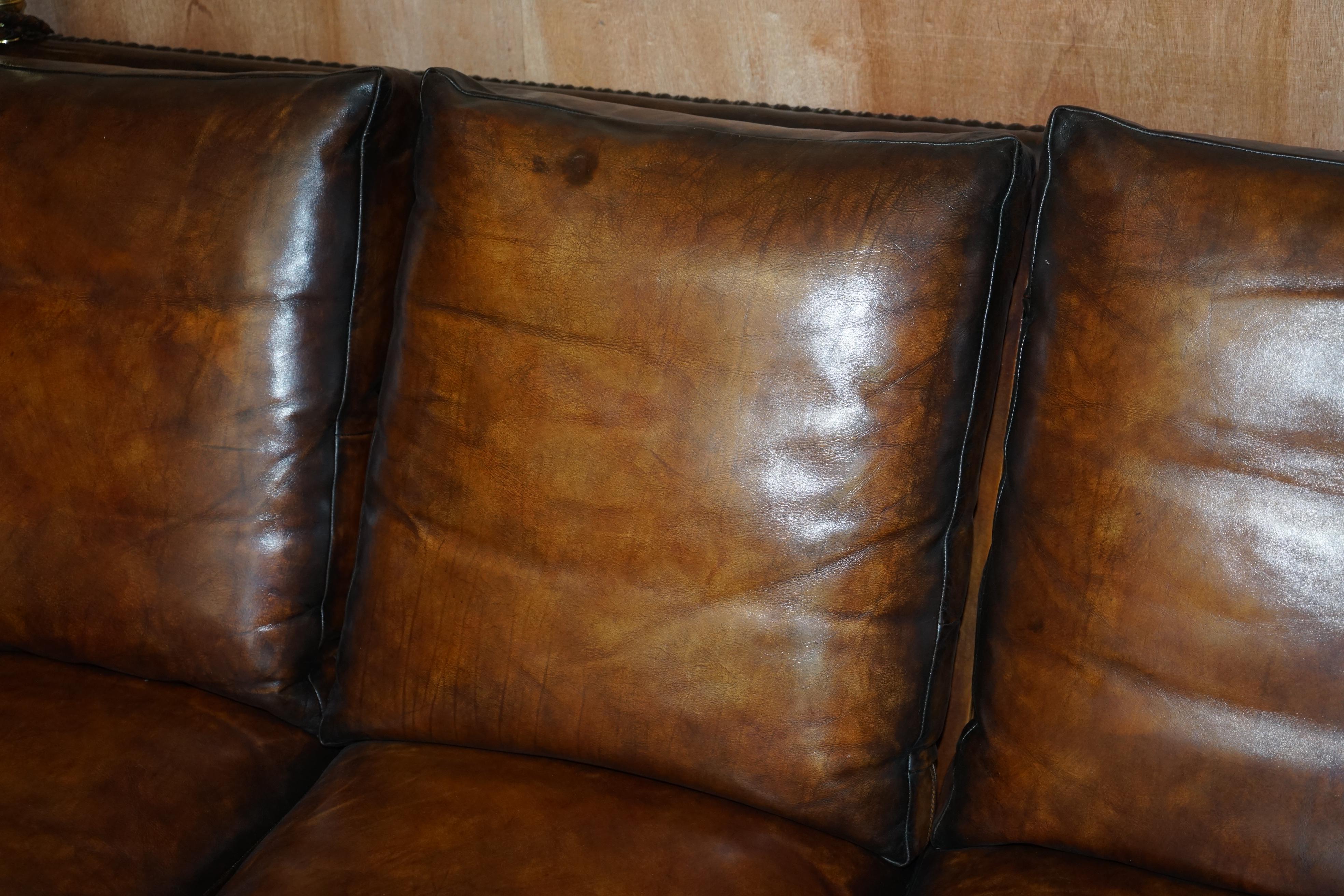 Vollständig restaurierte antike handgefärbte braune Leder-Viersitzer Knoll Drop Arm Sofa im Angebot 6