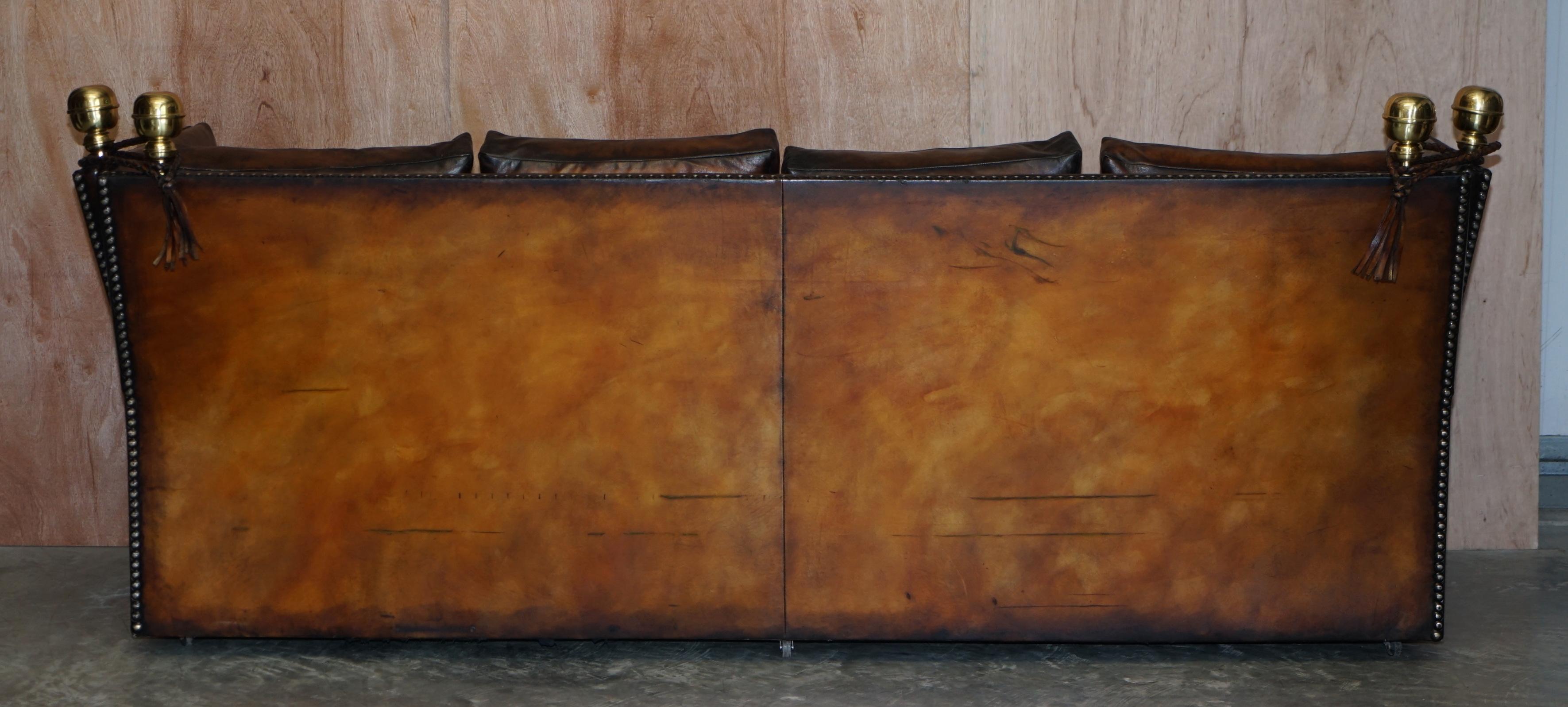 Vollständig restaurierte antike handgefärbte braune Leder-Viersitzer Knoll Drop Arm Sofa im Angebot 8