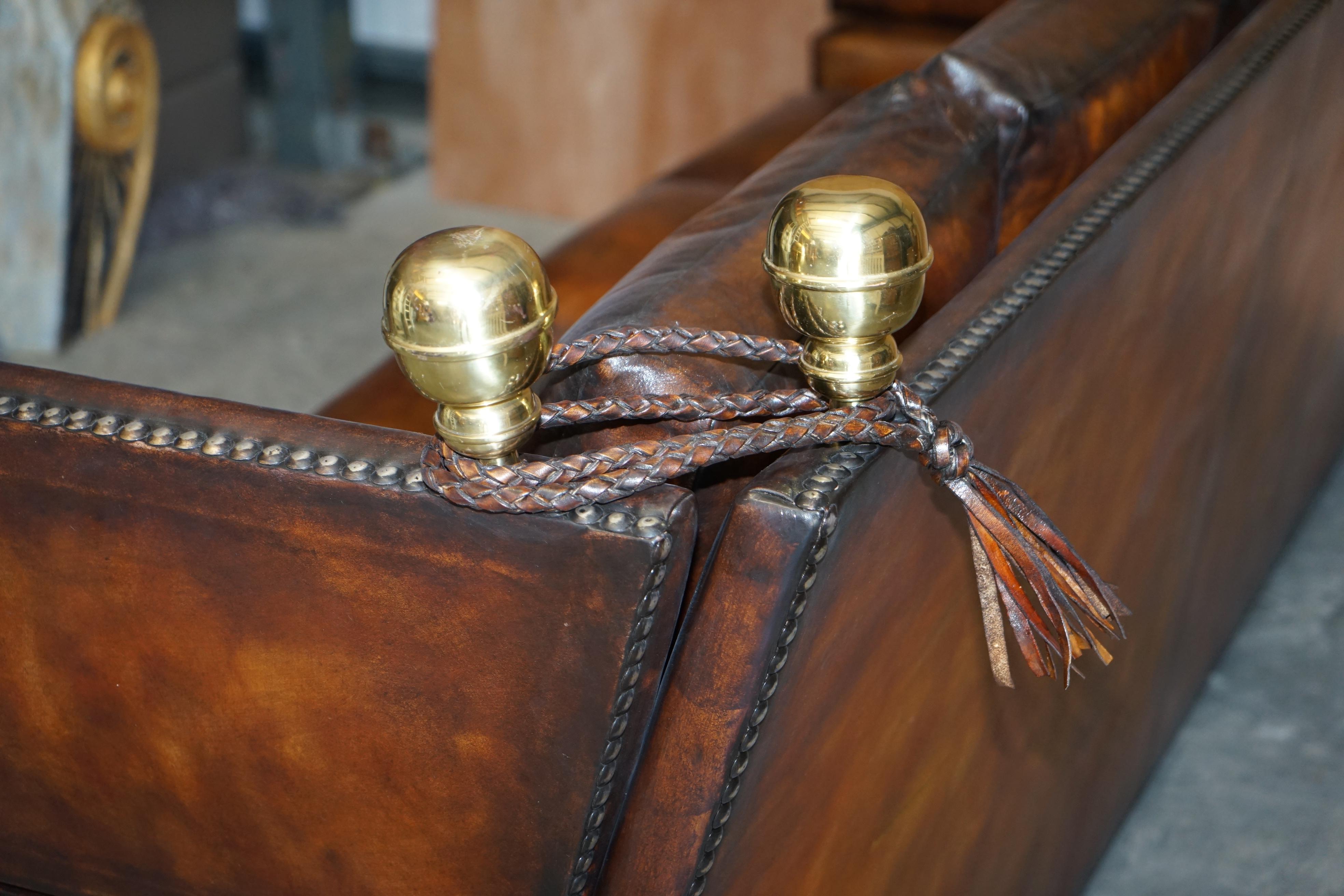 Vollständig restaurierte antike handgefärbte braune Leder-Viersitzer Knoll Drop Arm Sofa im Angebot 10
