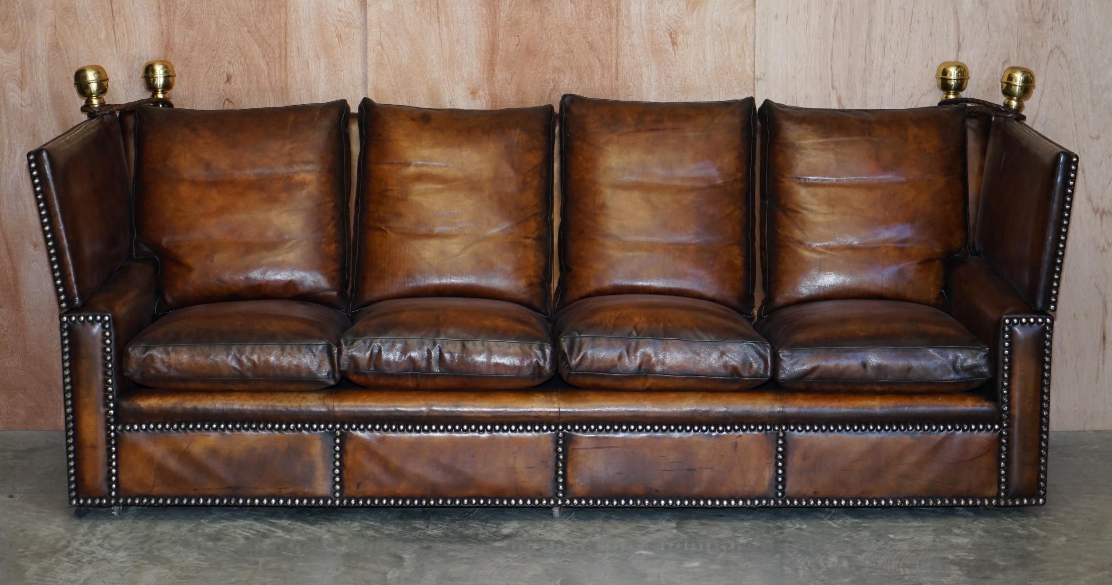 Wir freuen uns, dieses sehr seltene, vollständig restaurierte viersitzige Knoll-Sofa mit übergroßen, federgefüllten Kissen anbieten zu können 

Wenn Sie sich dieses Angebot ansehen, dann wissen Sie wahrscheinlich genau, um was es sich bei diesem
