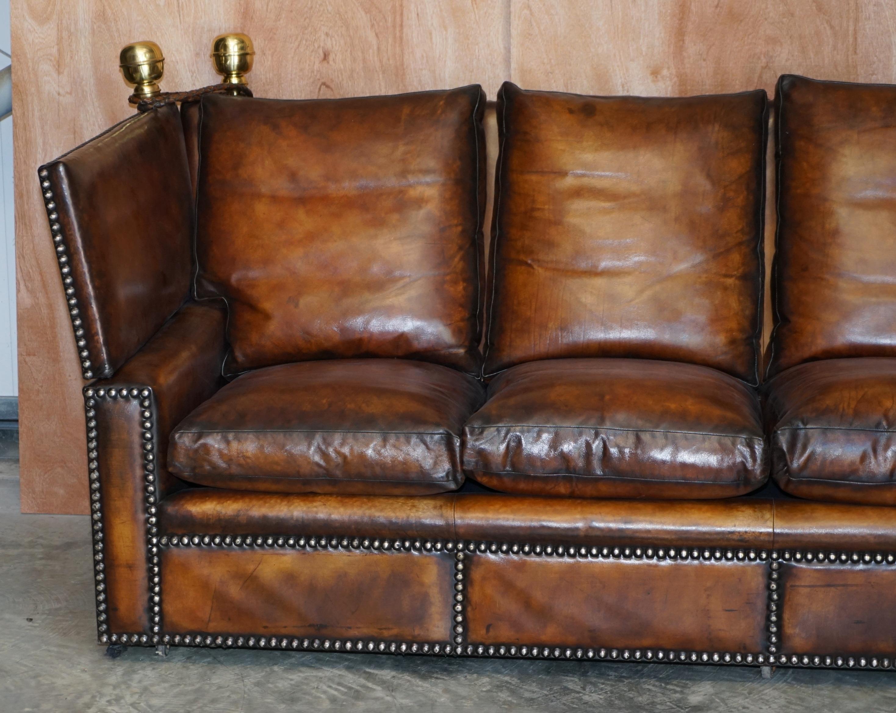 Vollständig restaurierte antike handgefärbte braune Leder-Viersitzer Knoll Drop Arm Sofa (Viktorianisch) im Angebot