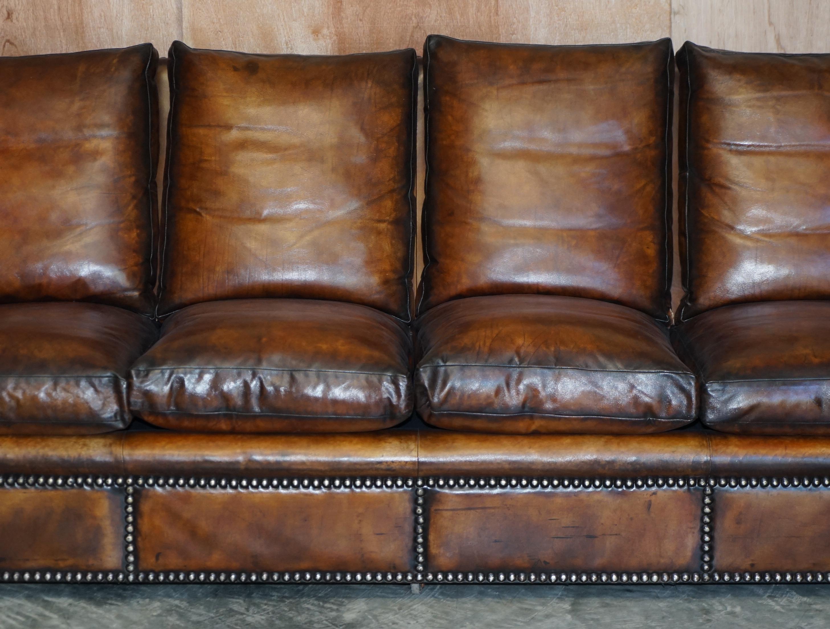 Vollständig restaurierte antike handgefärbte braune Leder-Viersitzer Knoll Drop Arm Sofa (Englisch) im Angebot