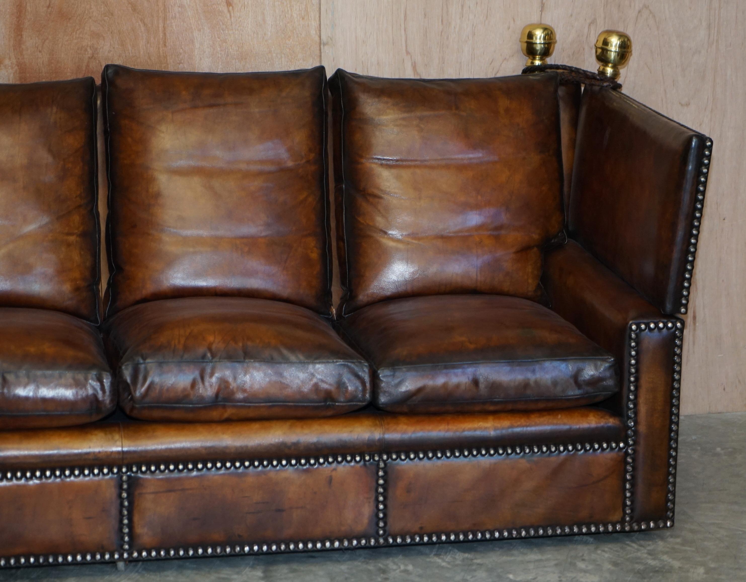 Vollständig restaurierte antike handgefärbte braune Leder-Viersitzer Knoll Drop Arm Sofa (Handgefertigt) im Angebot