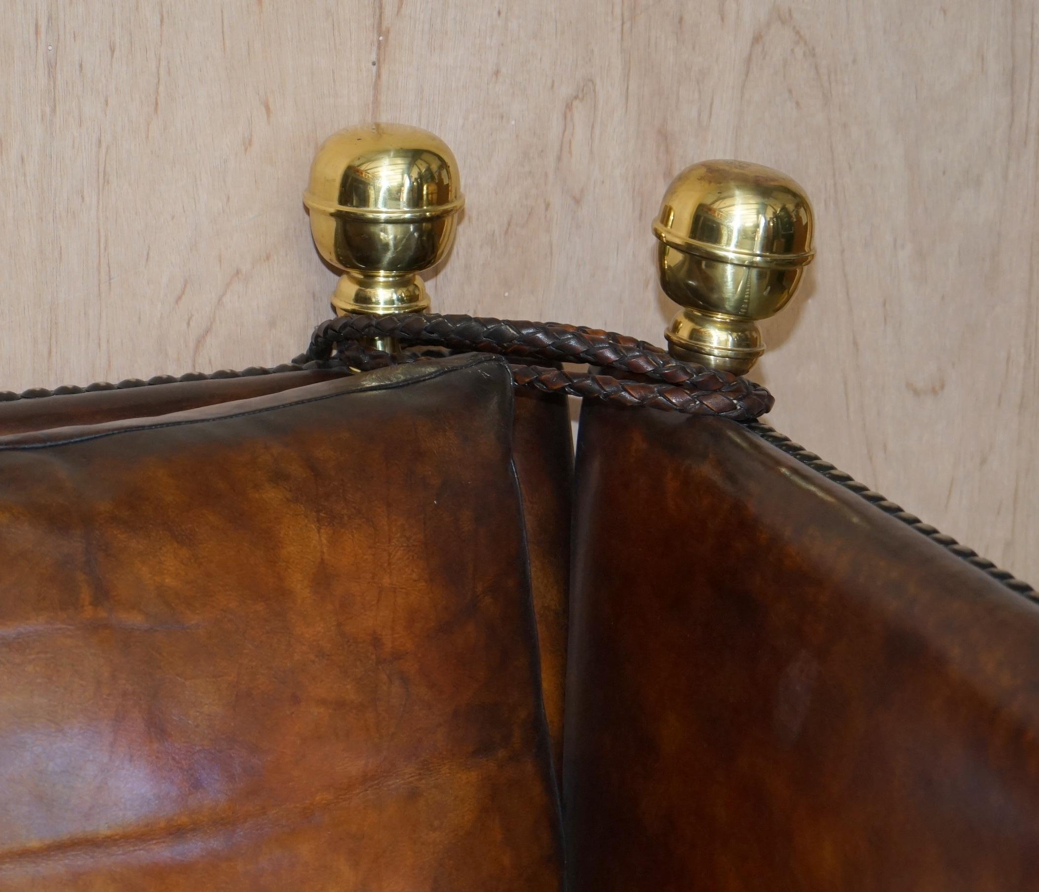 Vollständig restaurierte antike handgefärbte braune Leder-Viersitzer Knoll Drop Arm Sofa im Angebot 2