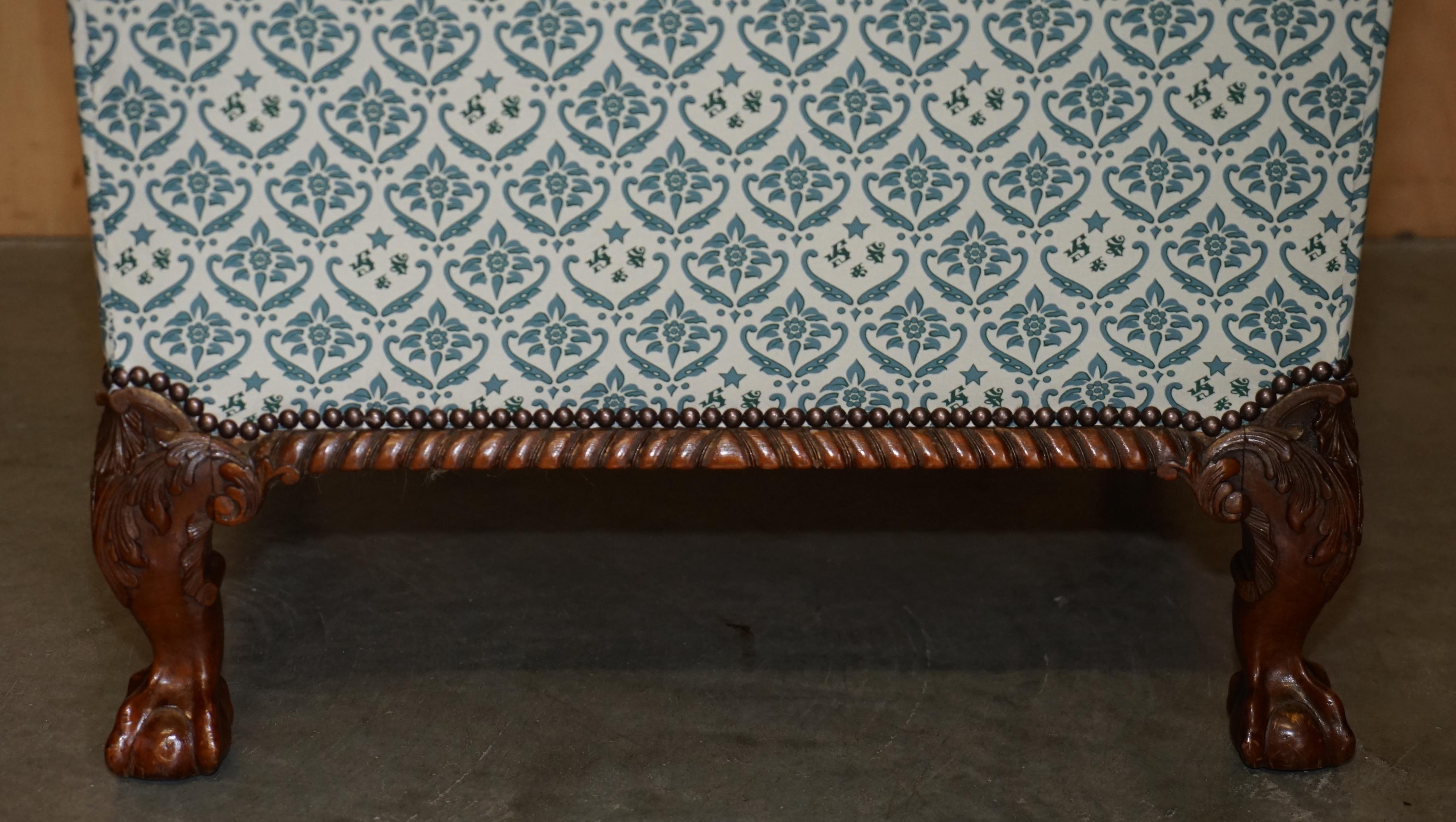 FULLY RESTORED ANTIQUE HOWARD & SON'S CLAW & BALL FEET ARMCHAIR TICKING FABRiC For Sale 10