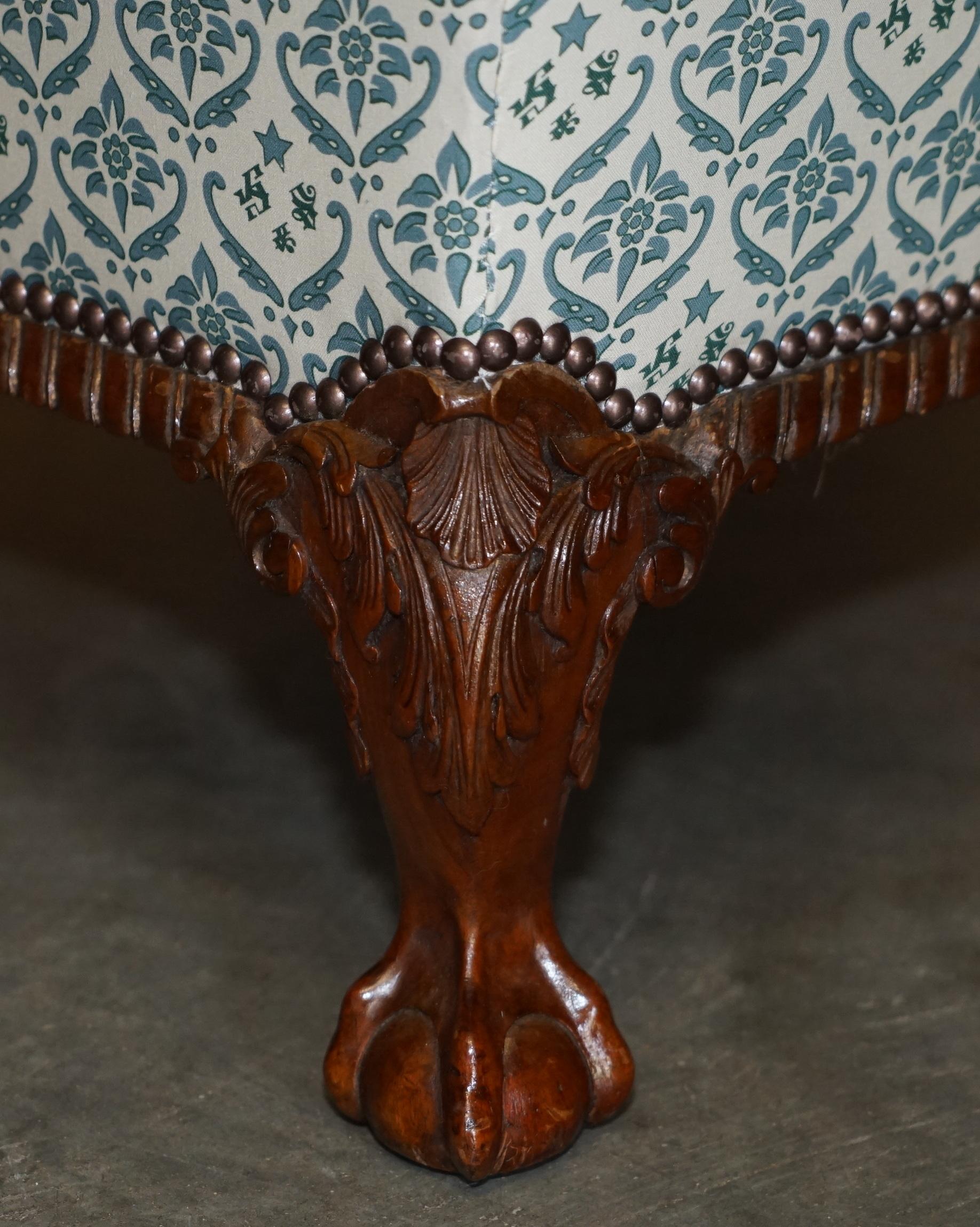 FULLY RESTORED ANTIQUE HOWARD & SON'S CLAW & BALL FEET ARMCHAIR TICKING FABRiC For Sale 11