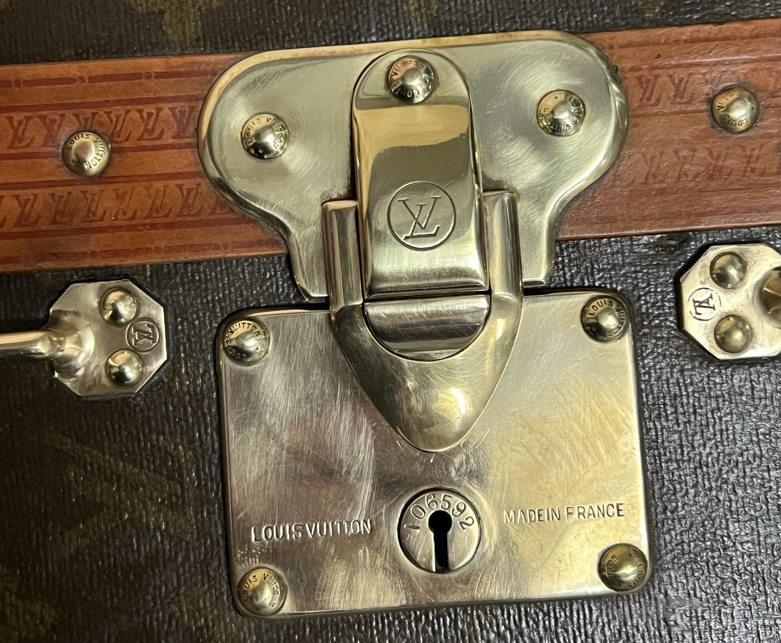 Édouardien TRUNKQUE DE GUERRE DE MONOGRAM À STAMPED ANTiQUE LOUIS VUITTON Entièrement rénovée en vente